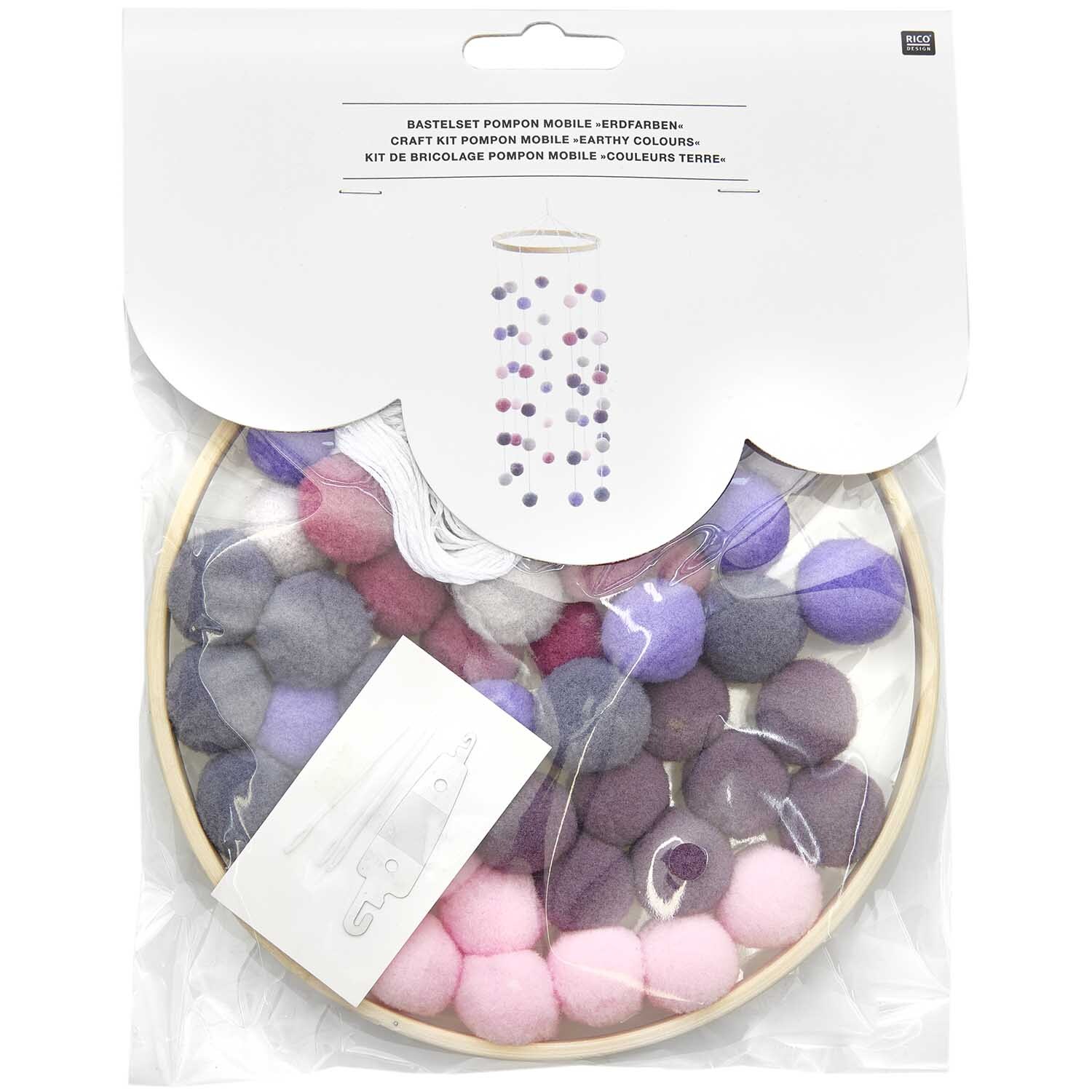 Bastelset Pompon Mobile erdfarben von Rico Design zeigt bunte Pompons in einem Holzrahmen. Ideal für kreative Dekorationen.