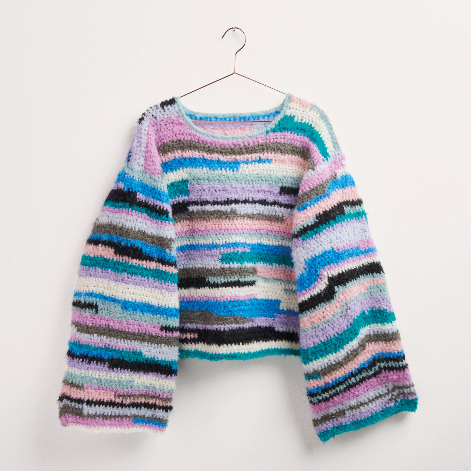 Häkelset Pullover Modell 35 zeigt einen farbenfrohen Pullover mit Streifen in Blau, Rosa und Türkis. Ideal für Herbst-Winter.