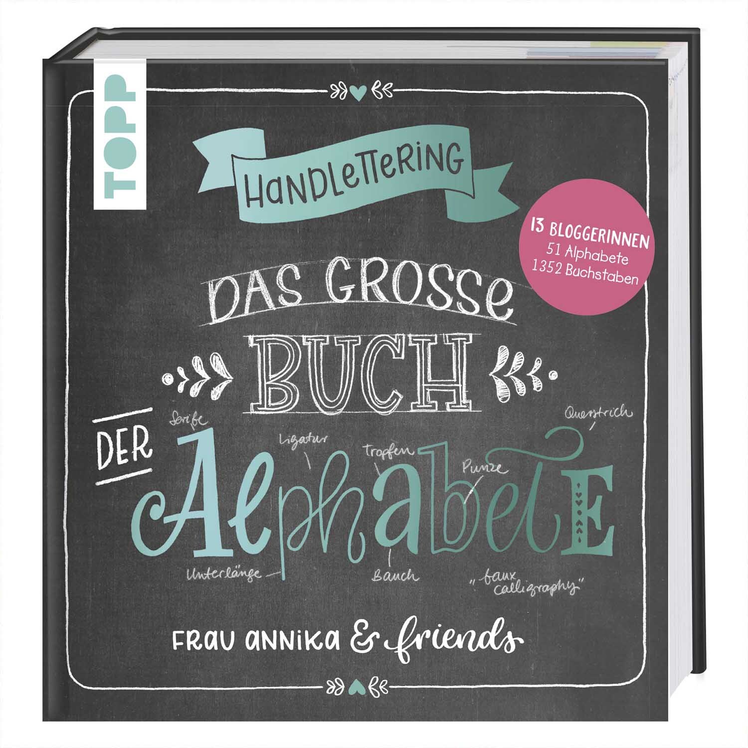 Handlettering. Das große Buch der Alphabete zeigt kreative Schriftzüge auf schwarzem Cover. Marke: TOPP.