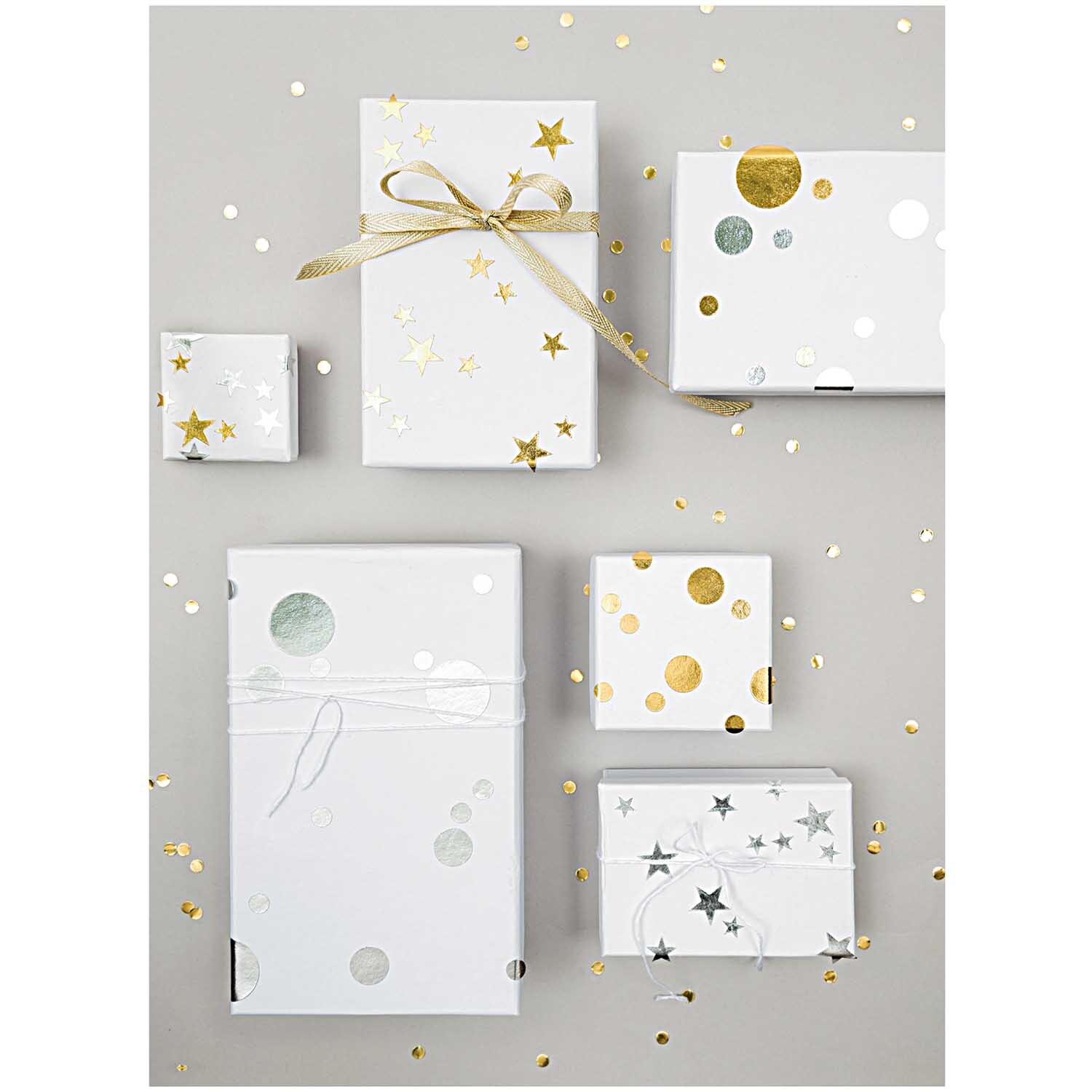 Paper Poetry Sticker Punkte gold 25mm 4 Bogen auf Geschenkverpackungen mit goldenen und silbernen Sternen und Punkten dekoriert.