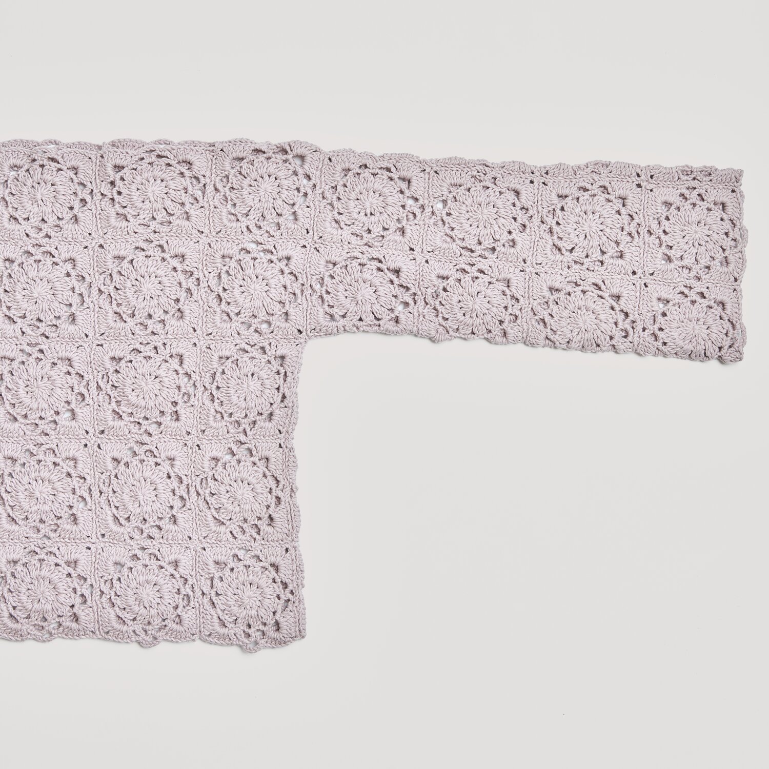 Lovewool No. 20 Frühjahr-Sommer: Gehäkeltes Muster in zartem Mauve, ideal für leichte Sommermode.