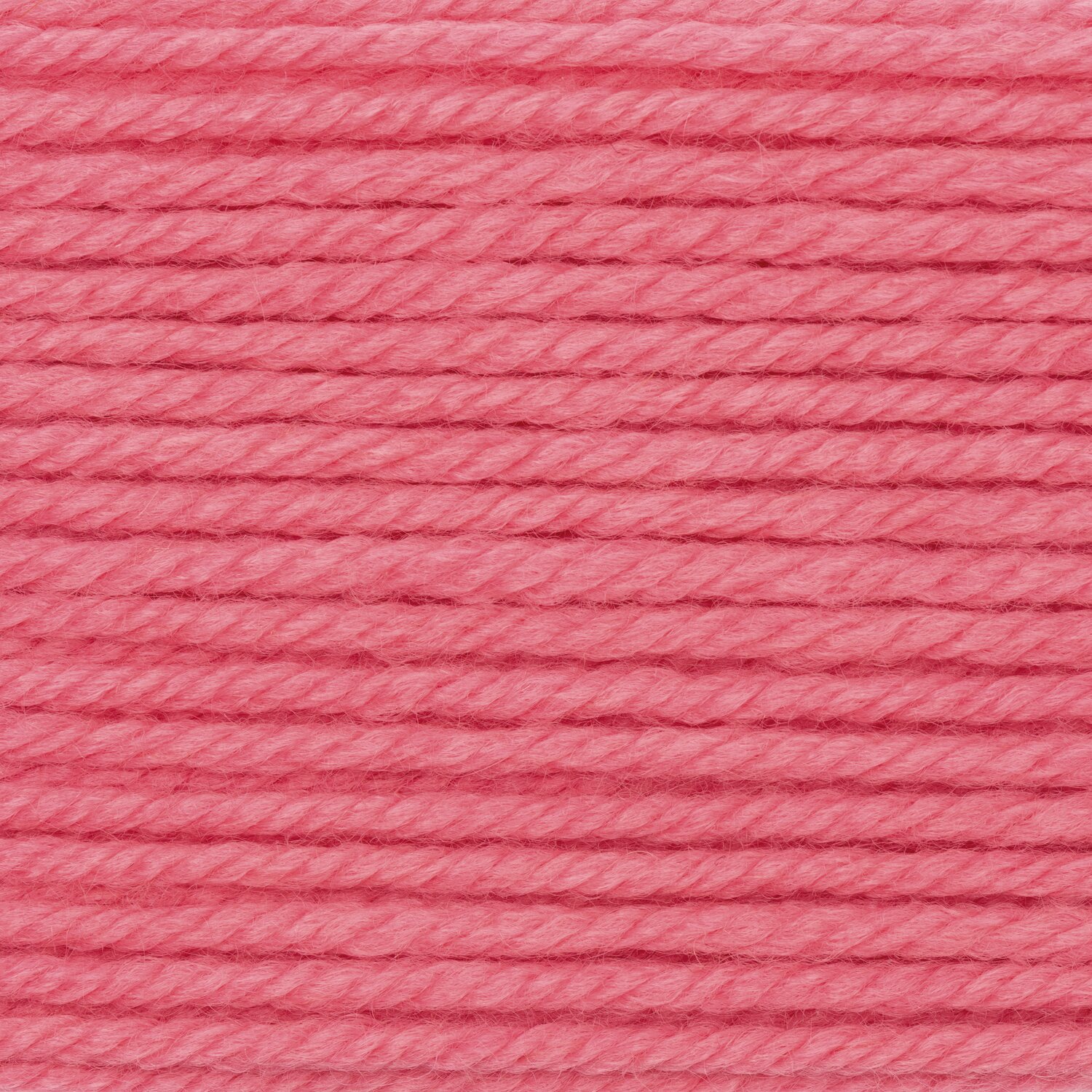 Essentials Mega Wool chunky zeigt dicht gelegte, weiche Wollstränge in leuchtendem Pink von Rico Design, ideal für voluminöse Strickprojekte mit Lauflänge 100g 115m