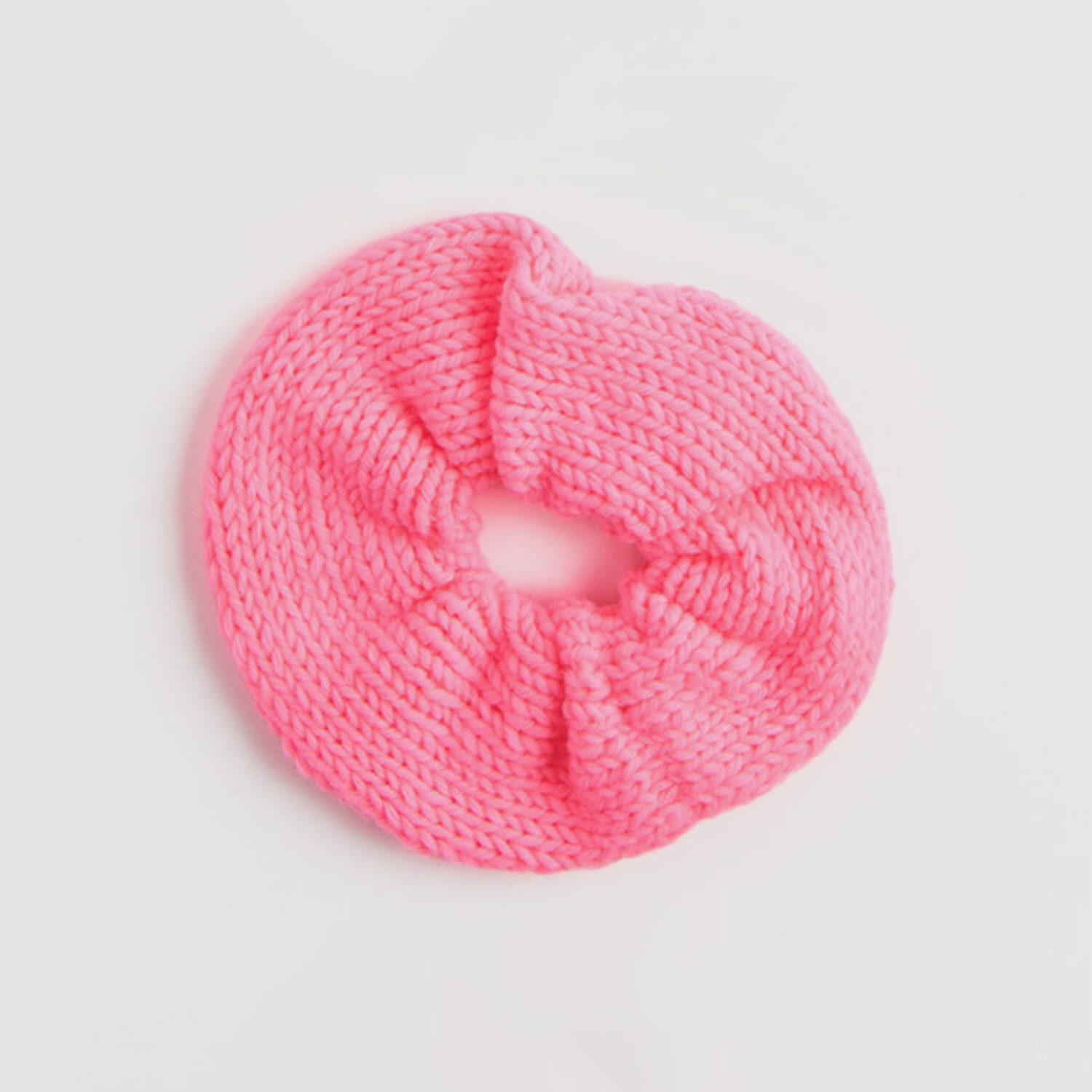 Strickset Scrunchie Modell 04b aus Vegan Cashmere in leuchtendem Pink, rund und gestrickt.