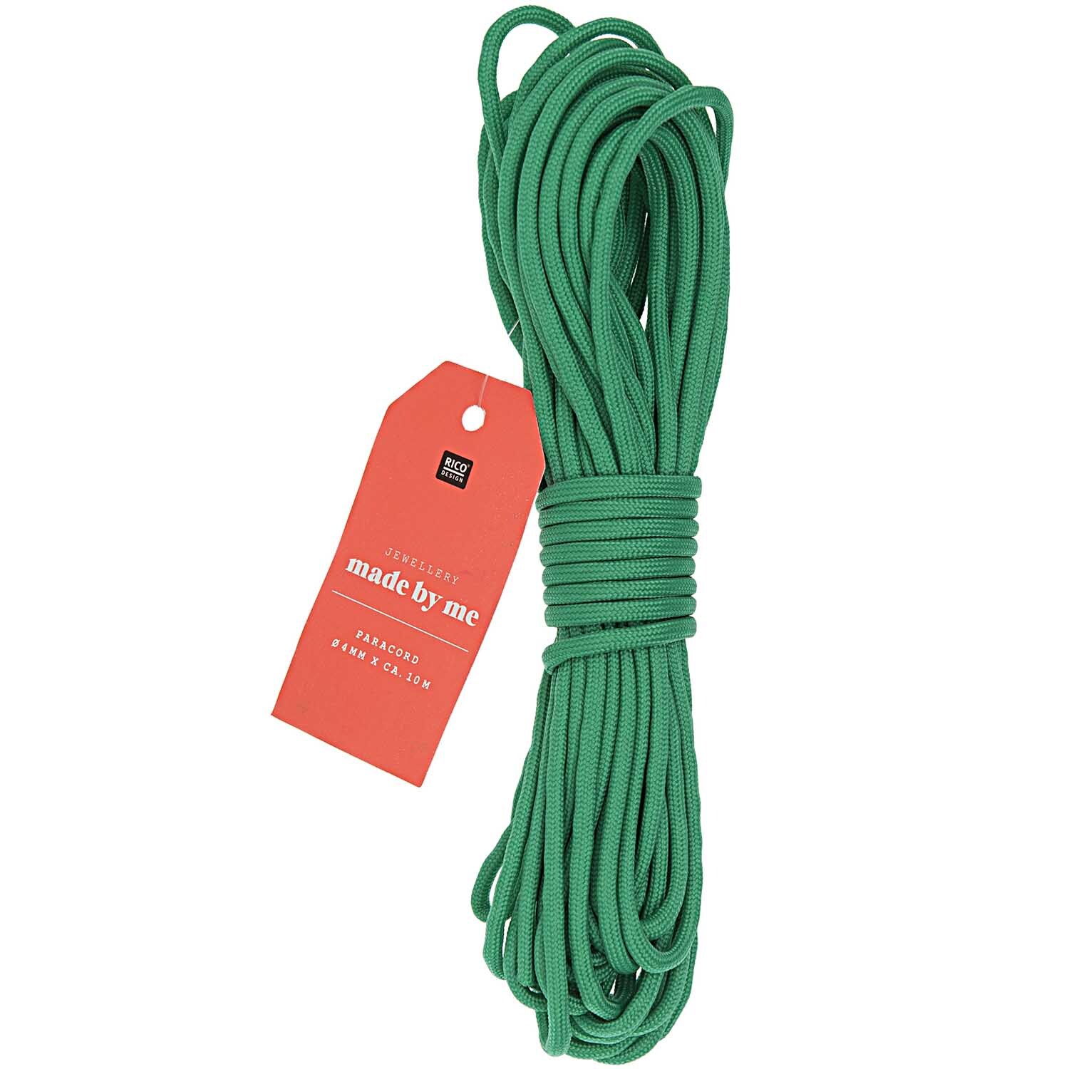 Paracord Band grün 4mm 10m von Rico Design, aufgerollt mit rotem Etikett, ideal für DIY-Projekte.