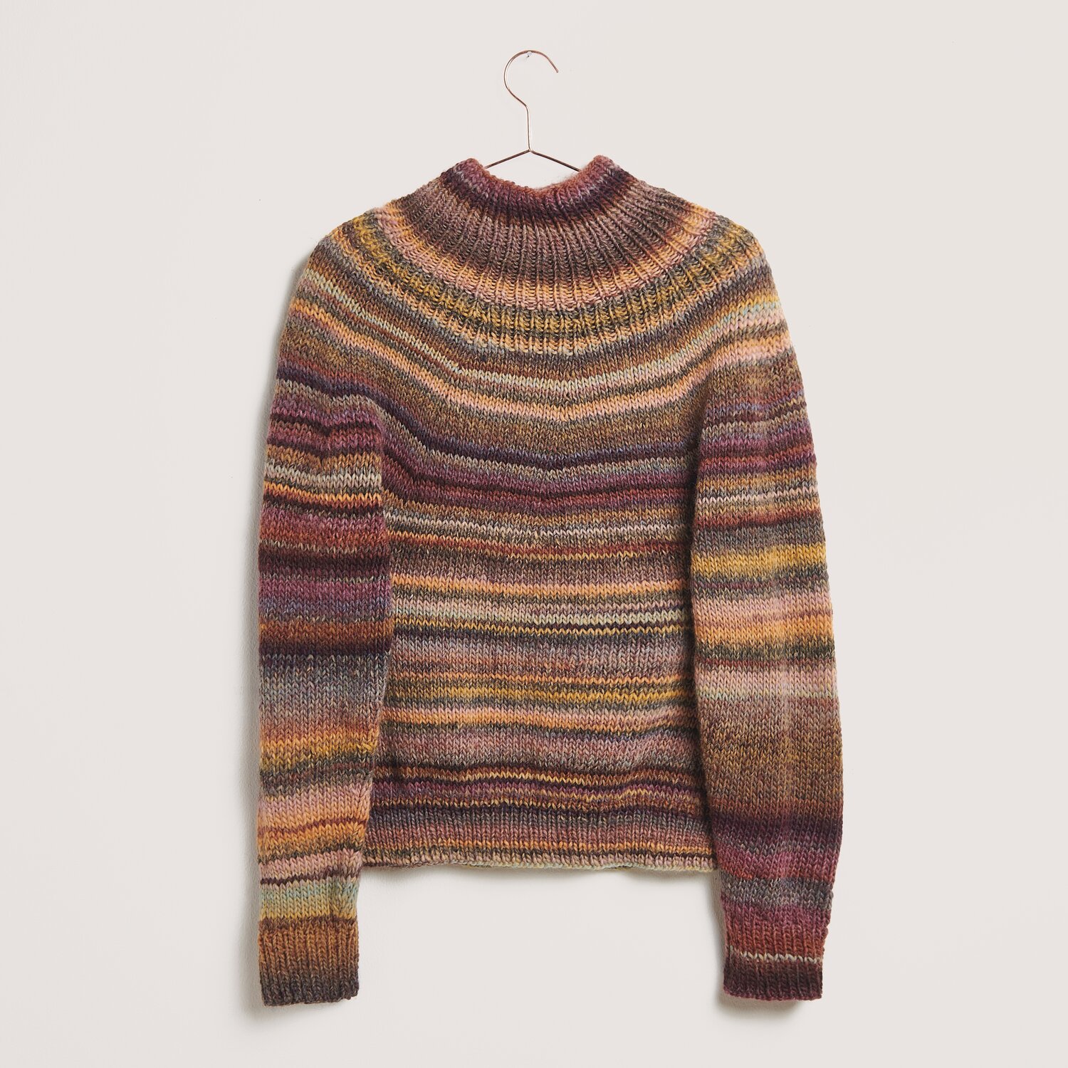 Made by Me No. 21 Herbst-Winter Pullover in Streifenmuster, gestrickt aus Creative Melange chunky Garn in warmen Erdtönen.