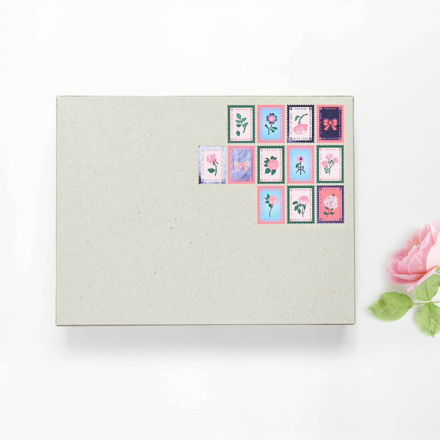 Paper Poetry Mini-Sticker La Vie en Rose Briefmarken auf einem hellen Hintergrund mit floralen Designs. Enthält 120 Stück von Rico Design.