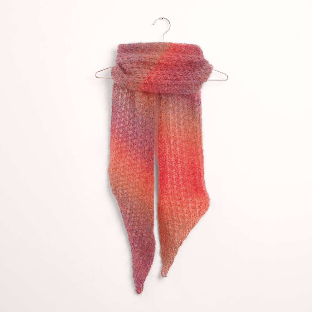 Tuch auf grauem Hintergrund – zum Strickset