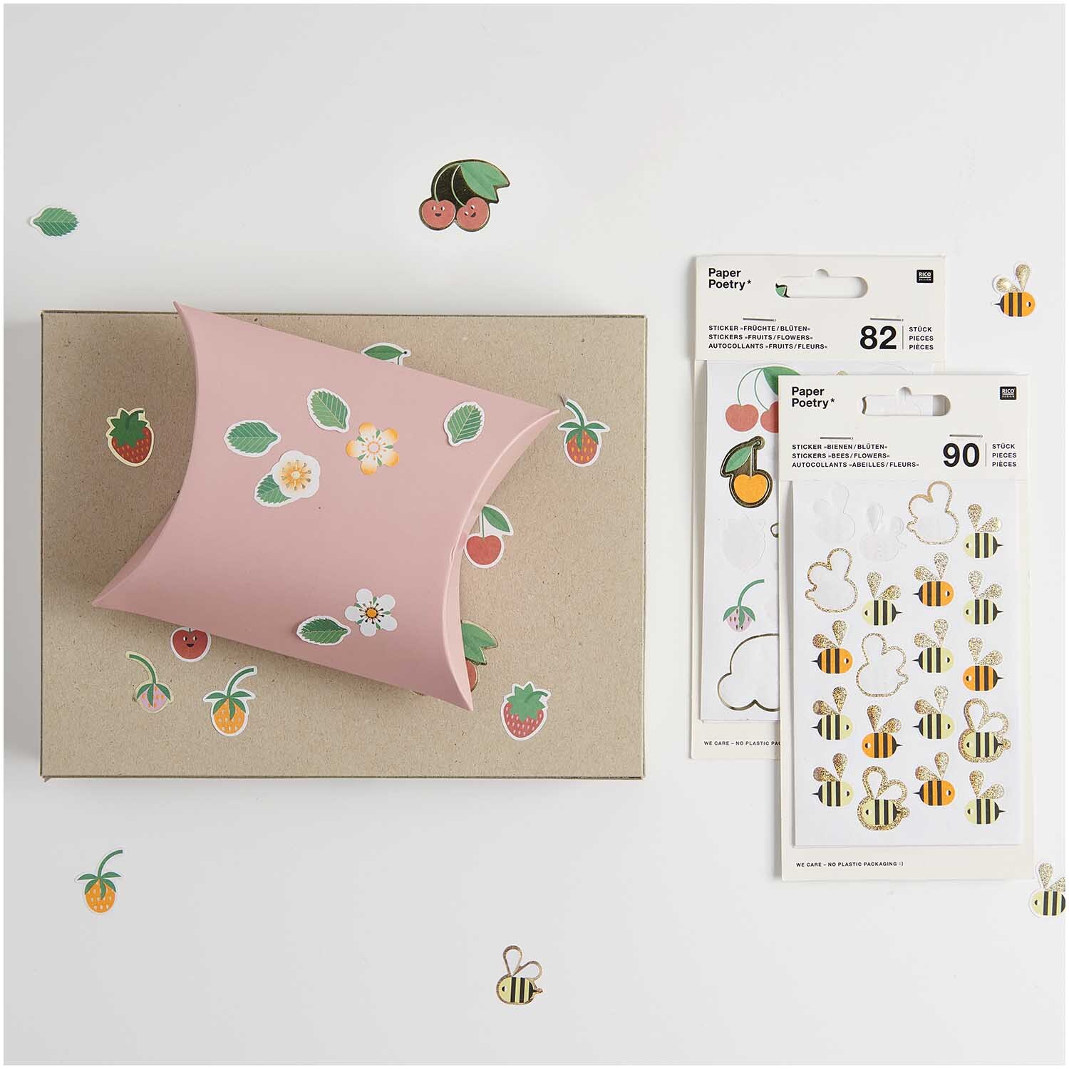 Paper Poetry Sticker Früchte & Blüten von Rico Design: Bunte Sticker auf Geschenkbox und Bögen.