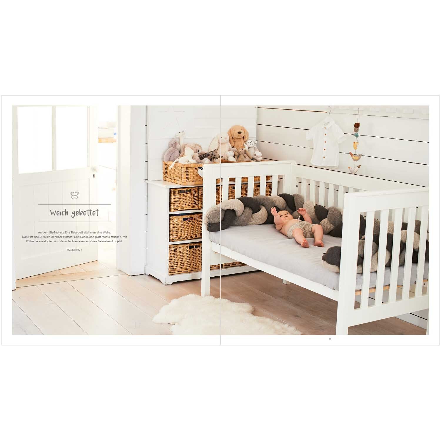 Rico Baby Heft Nr.25: Ein gemütliches Kinderzimmer mit weißem Gitterbett, Kuscheltieren und Holzboden.