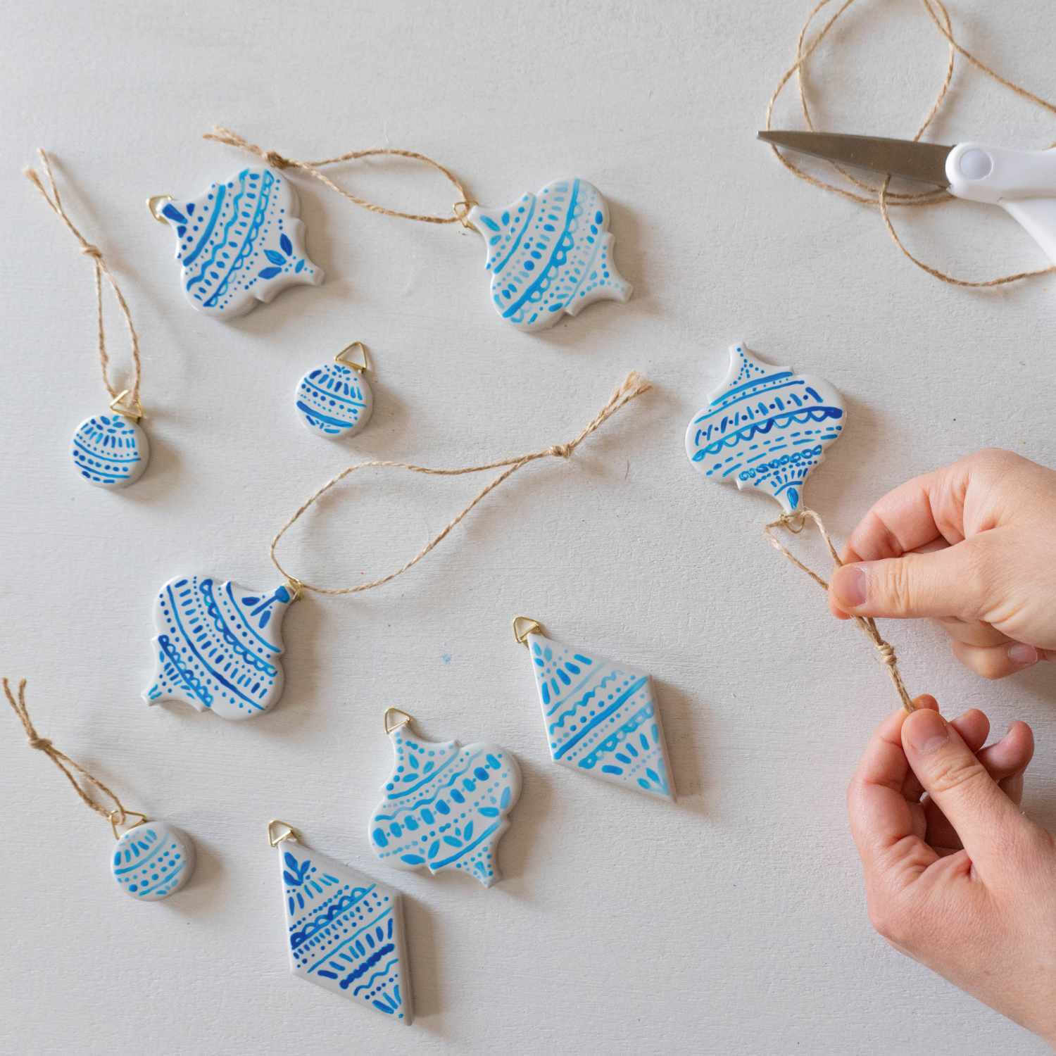 Porcelain & Glass Starterset glossy: Hand dekoriert mit blauen Mustern, 7-teilig, ideal für kreative Bastelprojekte.