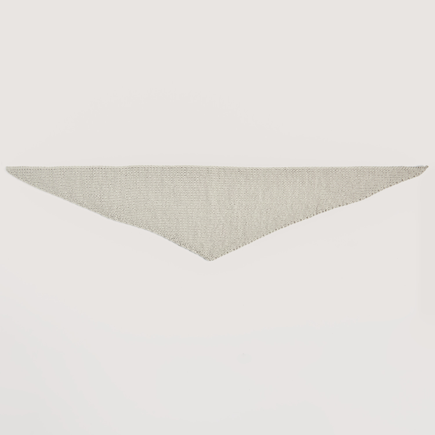 Strickset Dreieckstuch Modell 05a aus Vegan Cashmere, beige, von Rico Design, auf weißem Hintergrund.