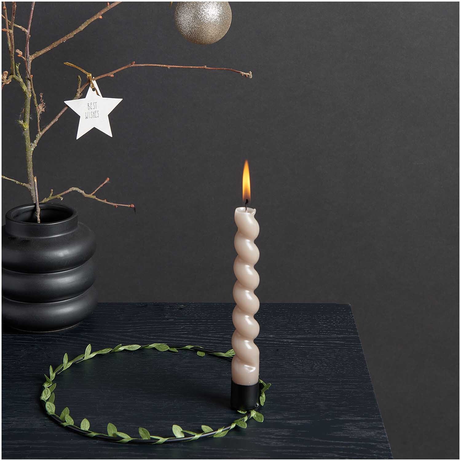 Metallring mit Kerzenhalter Ø 20cm von Rico Design in elegantem Schwarz Matt, dekoriert mit einer brennenden Kerze und grünen Blättern.