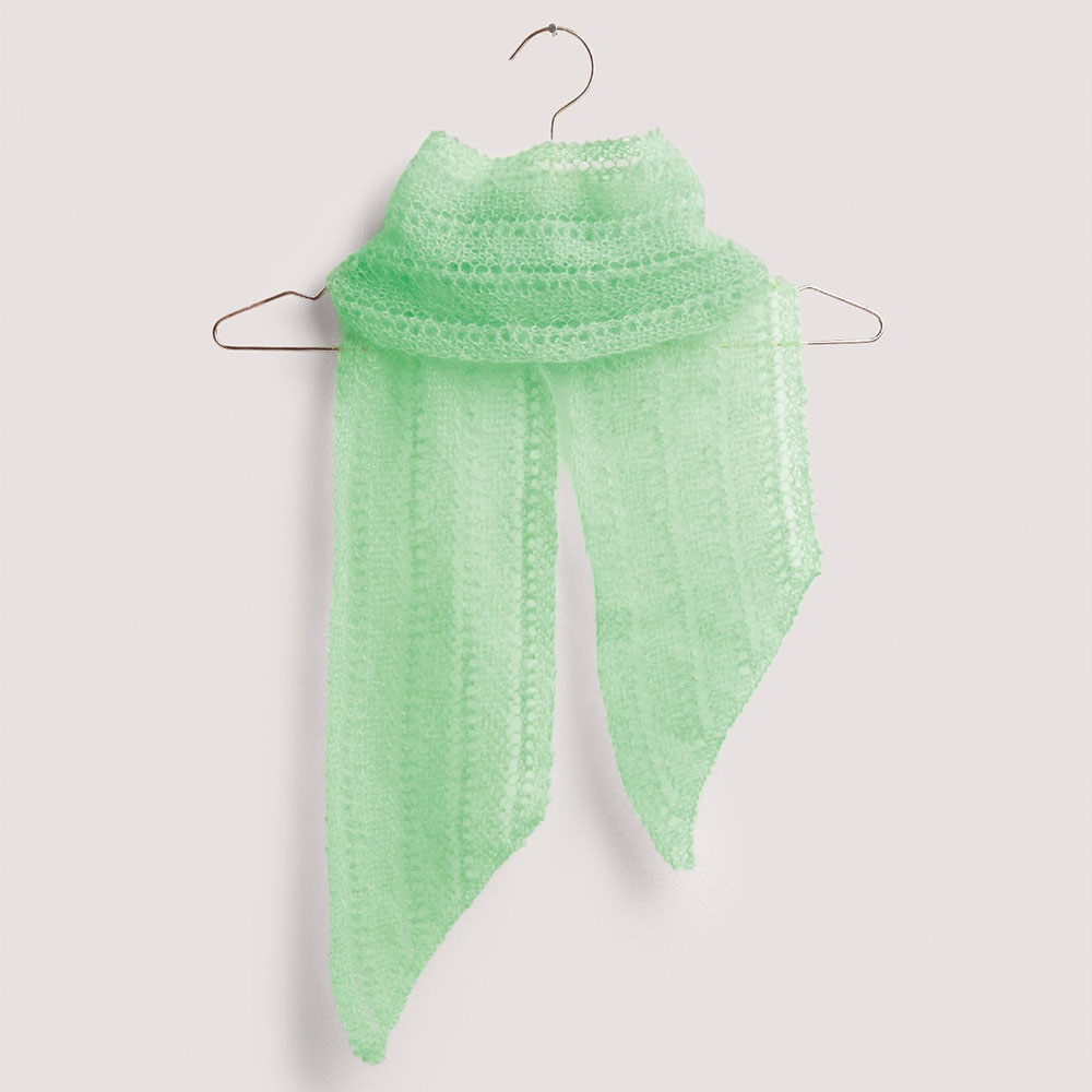 Grünes Tuch auf grauem Hintergrund – zum Strickset