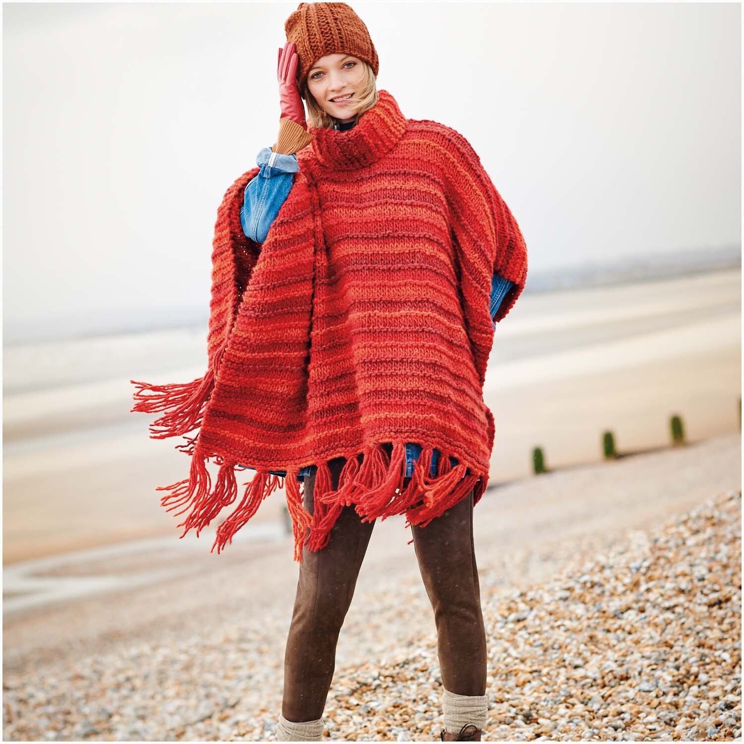 Creative Melange Big super chunky: Frau am Strand in gestricktem Poncho und Mütze von Rico Design.