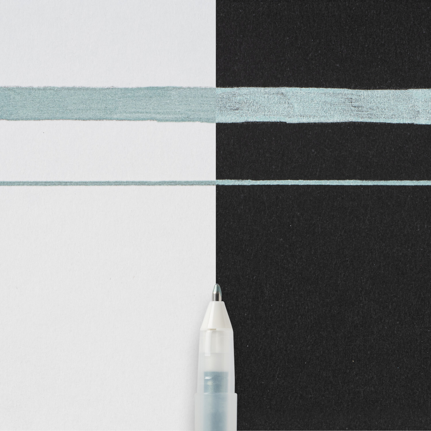 Gelly Roll Metallic Gelstift von SAKURA in Jäger Grün auf schwarzem und weißem Papier.