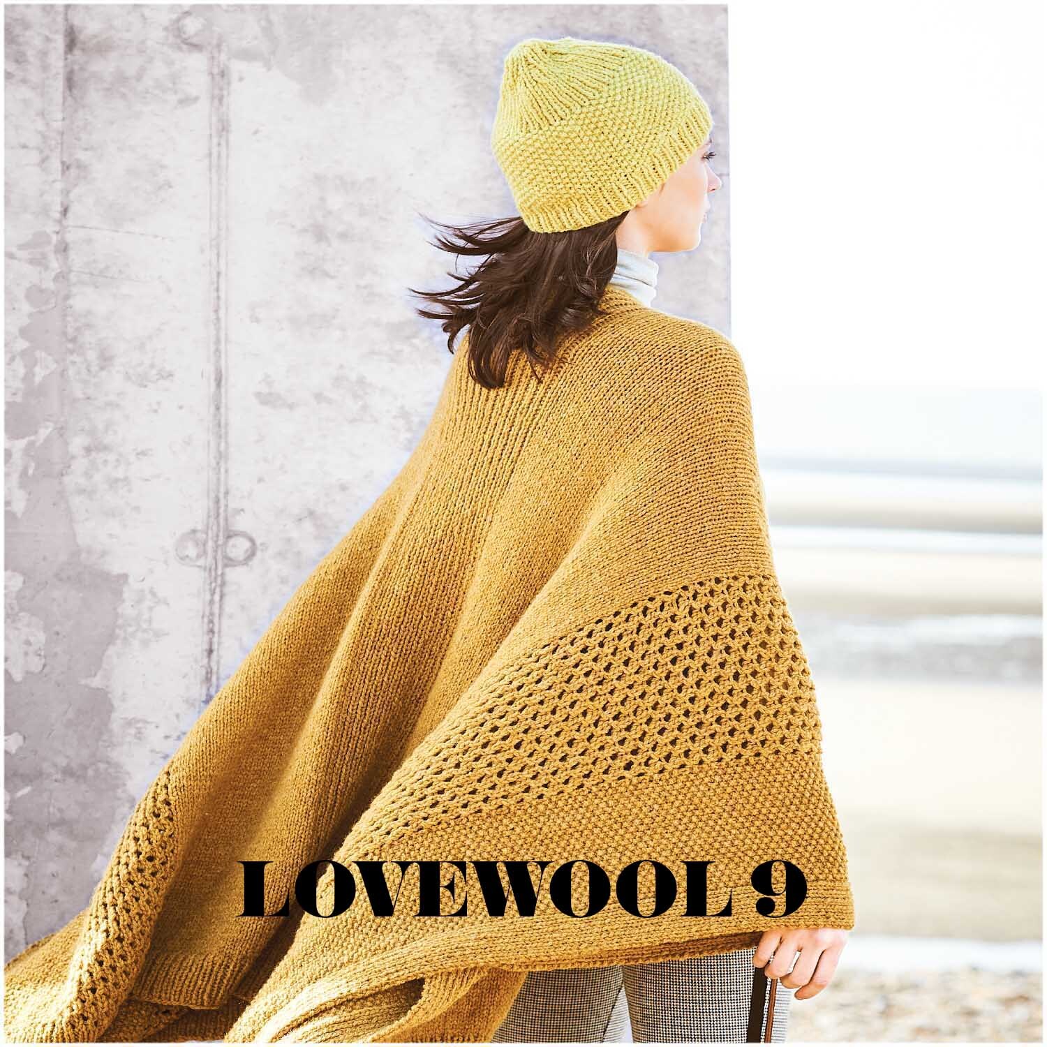 Fashion Alpaca Dream: Frau in pastellgelbem Poncho und Mütze aus Rico Design Wolle am Strand.