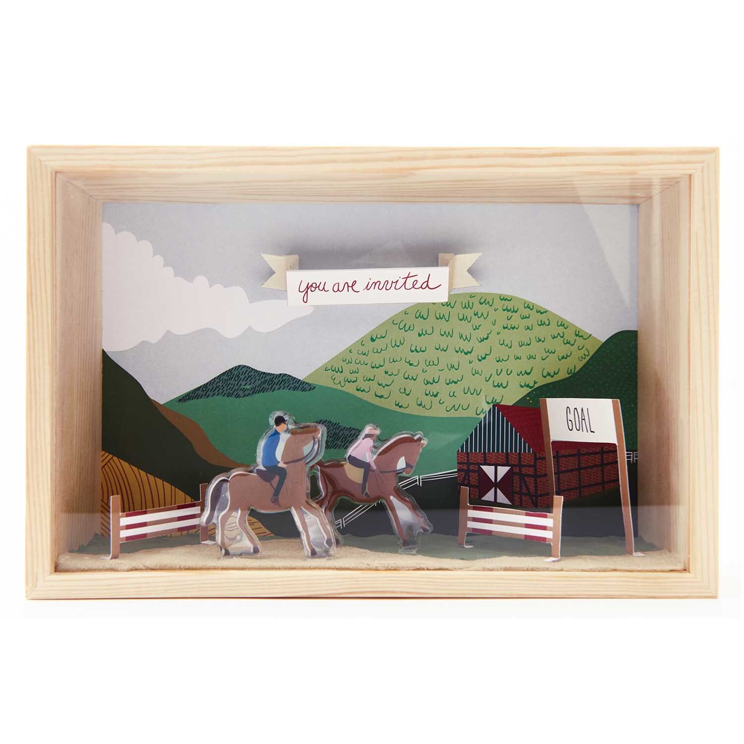 Figurico Modelliermasse 28g: Zwei Reiter auf Pferden vor einer Berglandschaft in einem Holzrahmen.