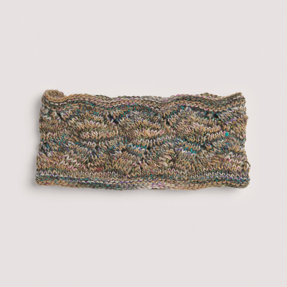 Stirnband auf grauem Hintergrund – zum Strickset