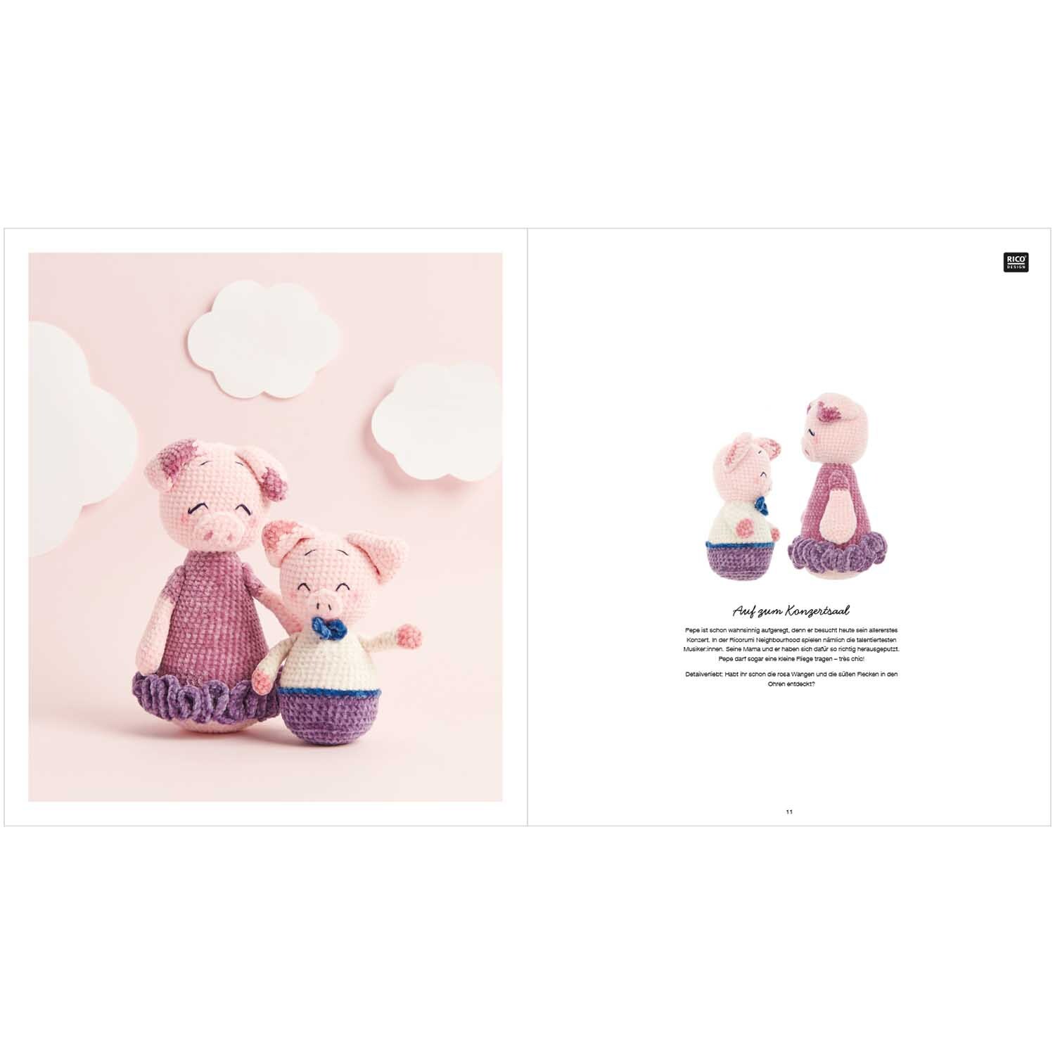 Ricorumi Mini Me deutsch: Zwei gehäkelte Schweinchen in Rosa und Lila von Rico Design vor Wolkenhintergrund.