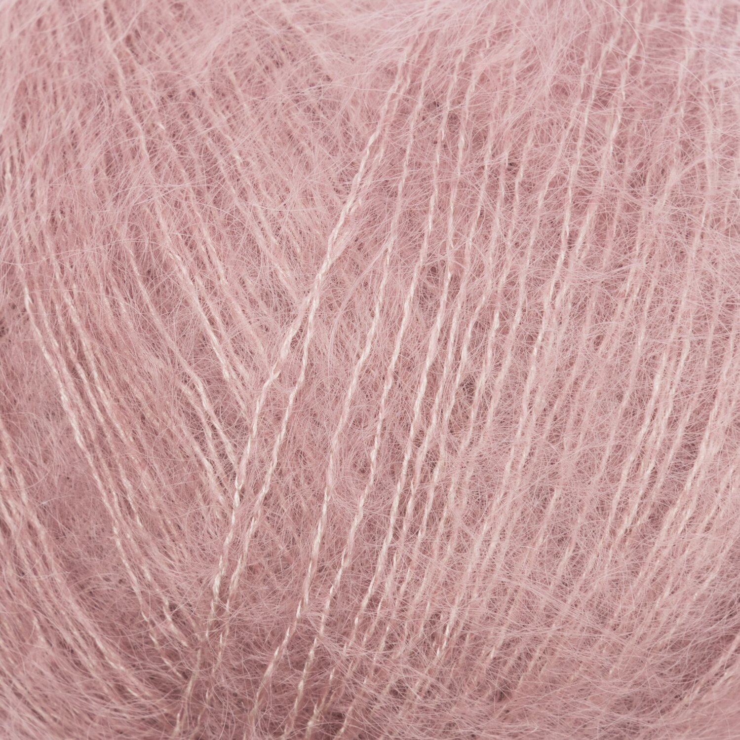 Essentials Super Kid Mohair Loves Silk in zartem Altrosa, weiche Textur, 25g Knäuel mit 200m Länge, ideal für feine Strickprojekte.
