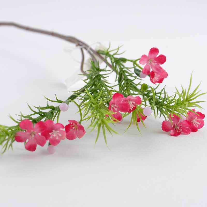 Waxflower pink 38cm: Zarte rosa Blüten an einem grünen Zweig, ideal für kreative Dekorationen.