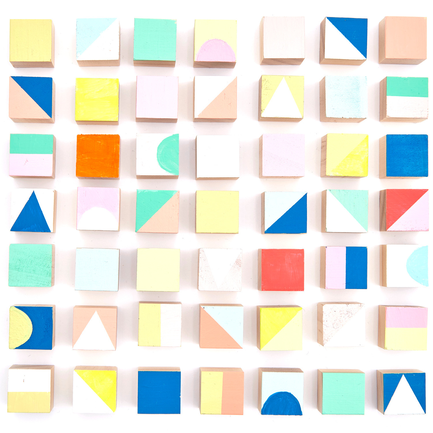 Holzwürfel, 1,5x1,5x1,5cm 64 Stück: Bunte geometrische Muster auf Würfeln, ideal für kreative Projekte.