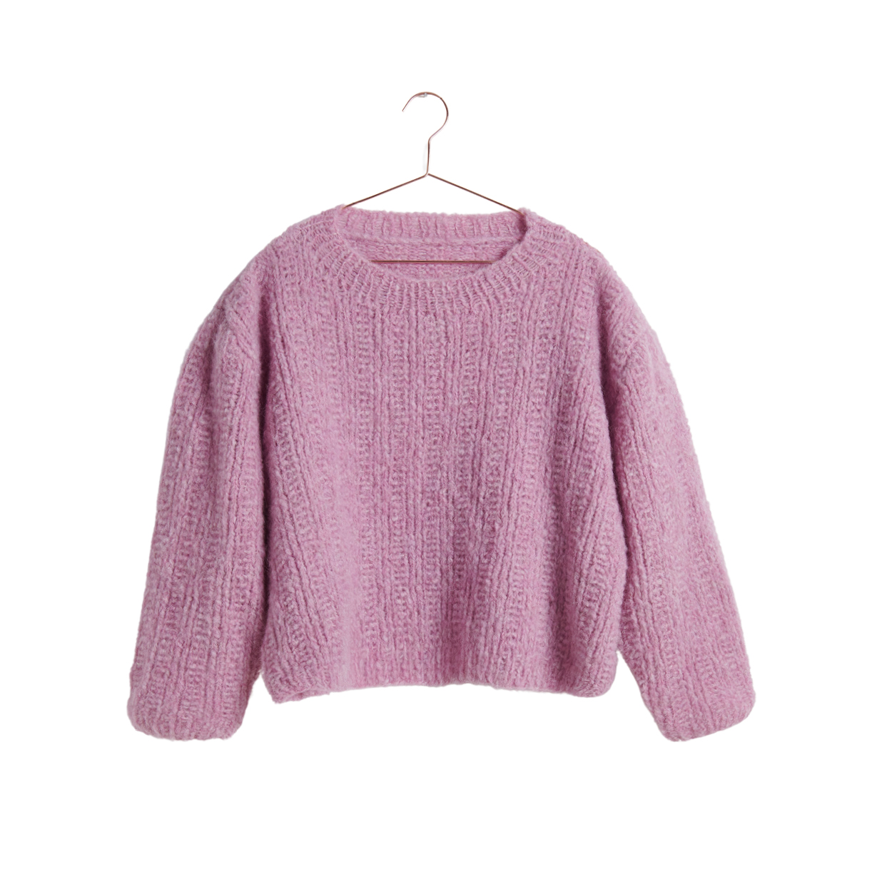 Ein Pullover aus pinkem Garn gestrickt hängt an einem Kleiderbügel.