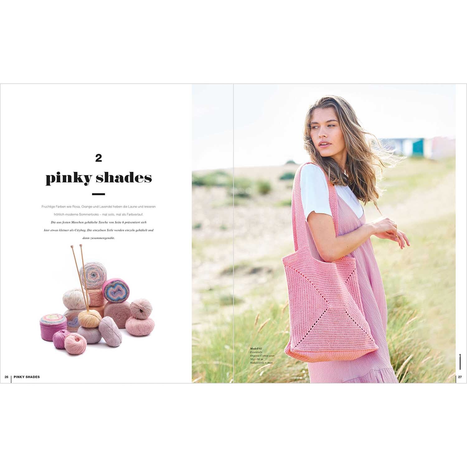 Lovewool Nr.14 Handstrickmagazin Frühjahr-Sommer zeigt eine Frau in rosa Kleidung mit passender Tasche in einer natürlichen Umgebung.