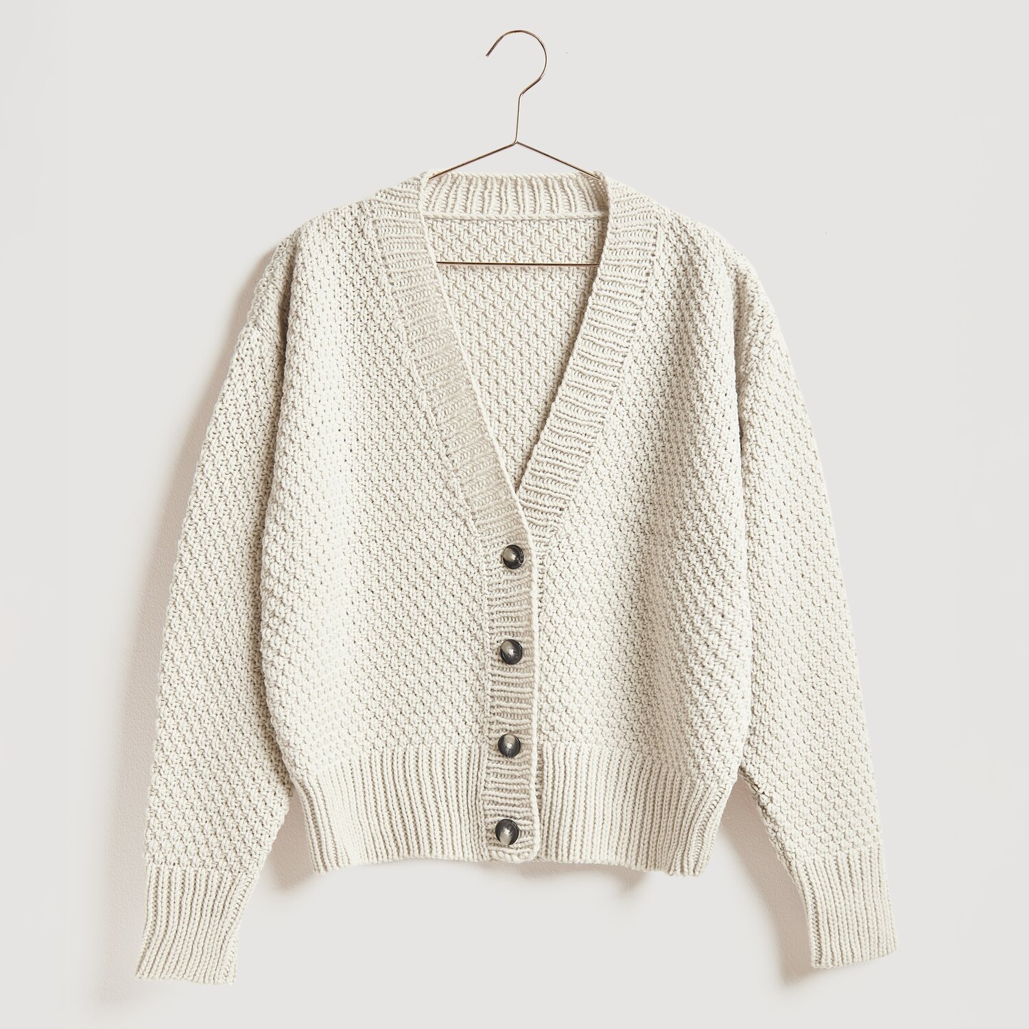 Gestrickter Cardigan in beige auf Bügel