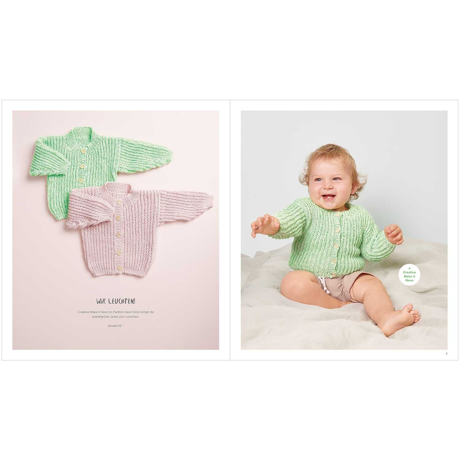 Rico Baby 036: Ein lächelndes Baby trägt einen grünen Strickpullover, daneben zwei weitere Pullover in Grün und Rosa.