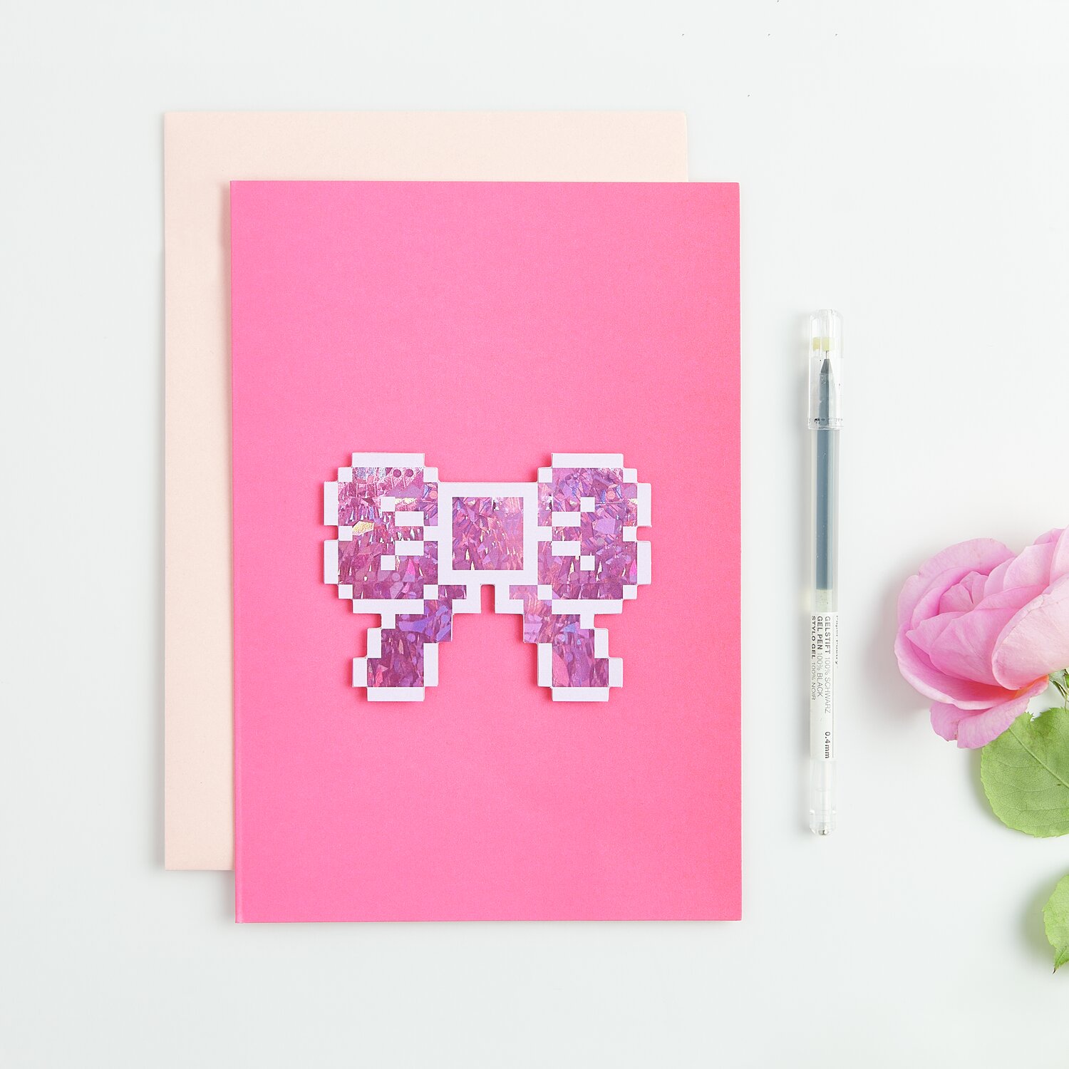 Paper Poetry 3D-Kartenset La Vie en Rose Pixel Schleife zeigt eine rosa Karte mit Pixel-Schleife.