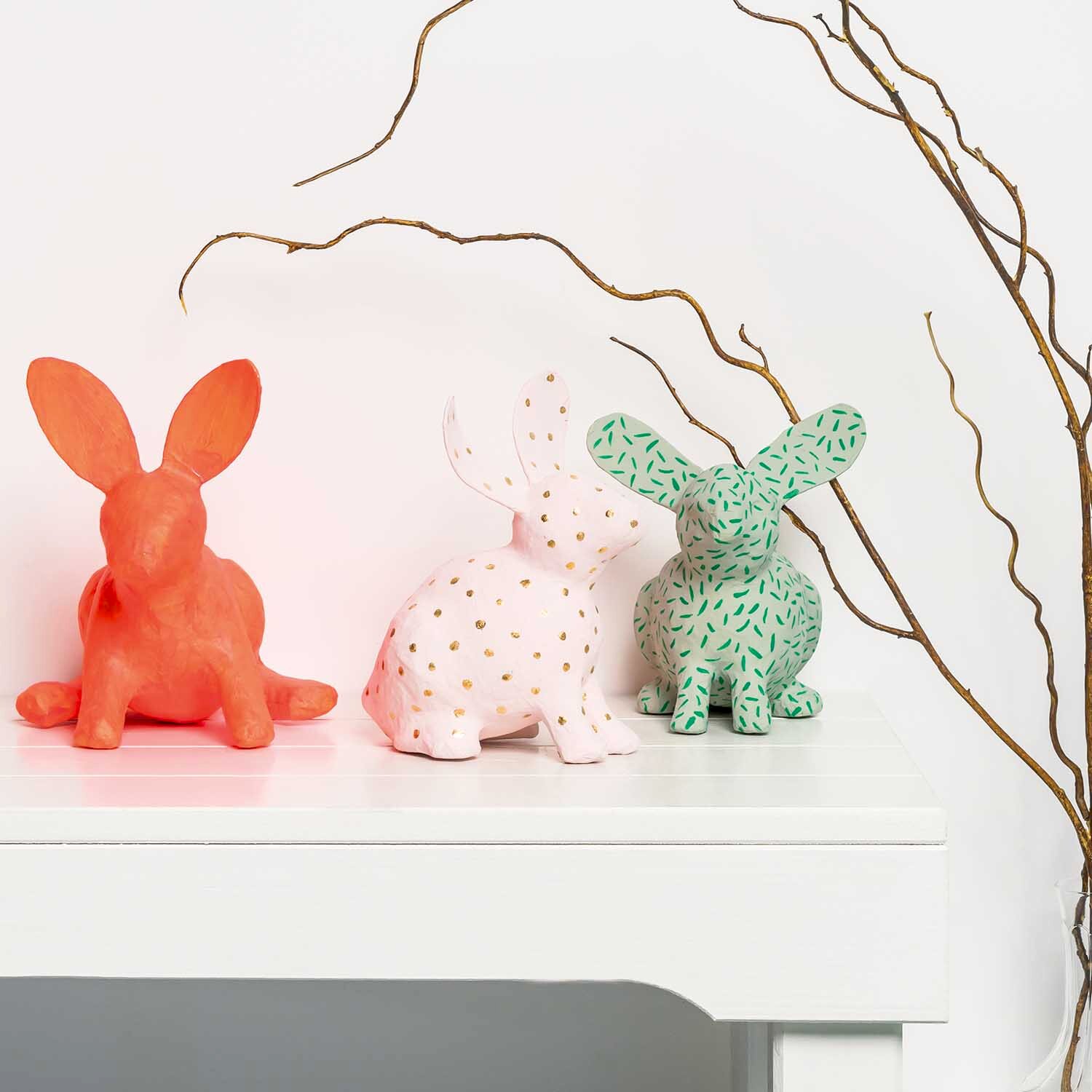 Anleitung Pappmaschee-Hasen mit Acrylfarbe gestalten von Rico Design