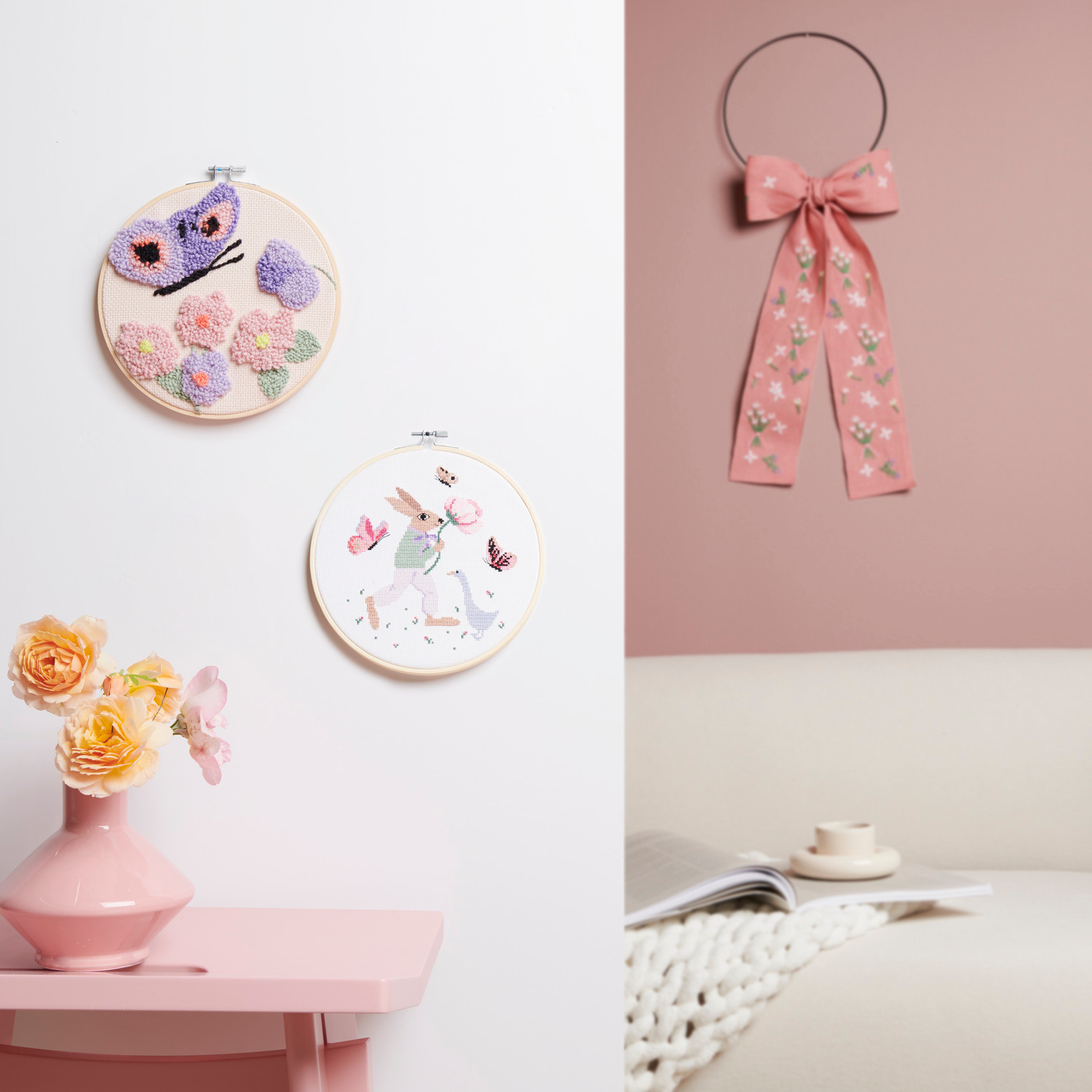 Punch Needle Packung Schmetterling: Zwei Stickrahmen mit floralen Motiven, rosa Schleife an Wand.