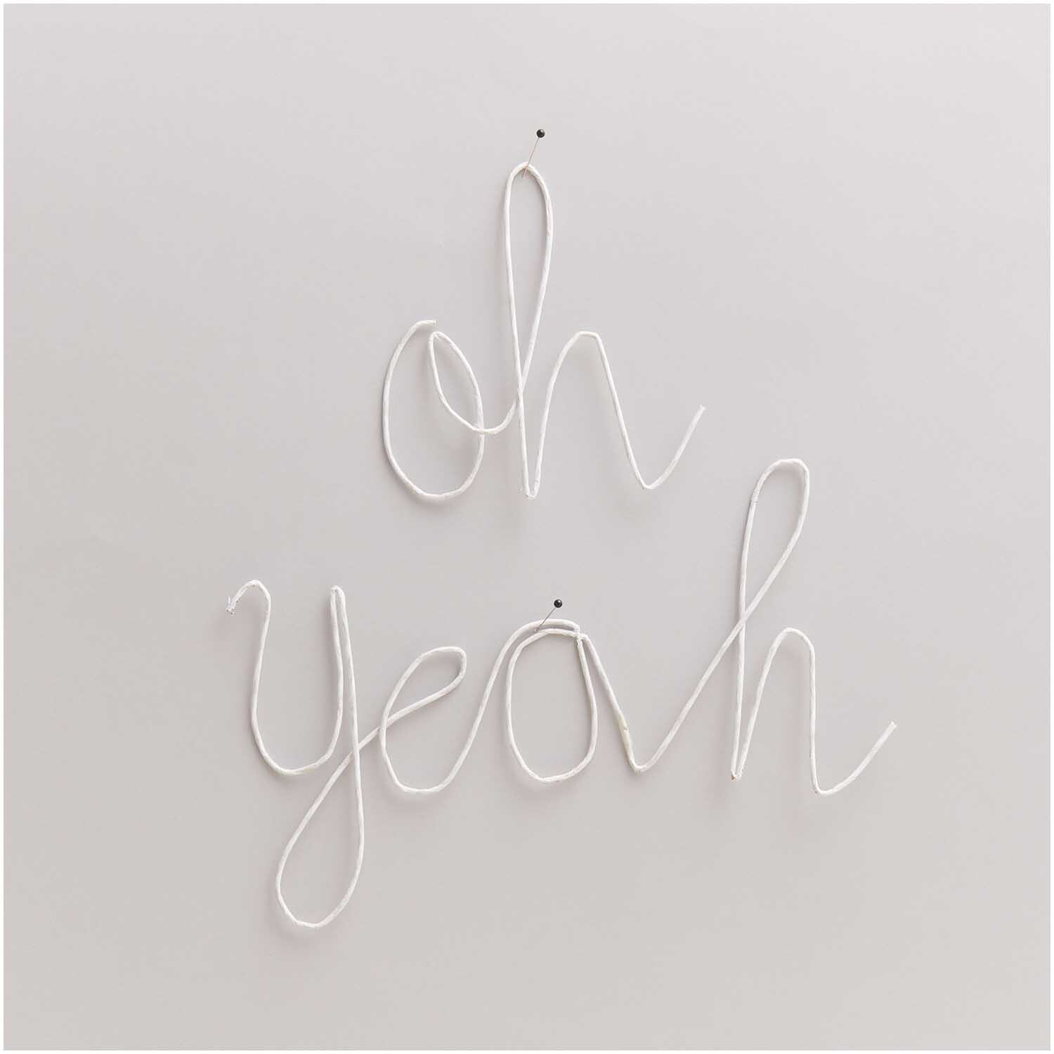Papierdraht 1,8mm 1m 10 Stück: Weißer Draht formt die Worte "oh yeah" an einer Wand, von Rico Design.