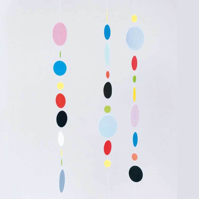 Office Sticker Punkte 8mm 4 Bogen: Bunte, hängende Kreise in verschiedenen Farben, ideal für kreative Dekorationen.
