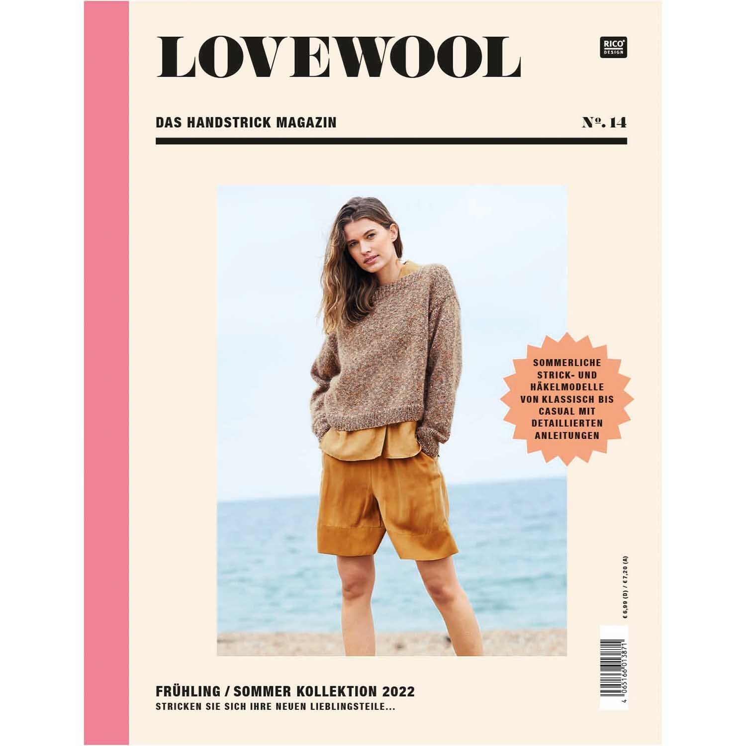 Lovewool Nr.14 Handstrickmagazin zeigt eine Frau am Strand in einem braunen Pullover und gelben Shorts. Ideal für Frühlings- und Sommermode.