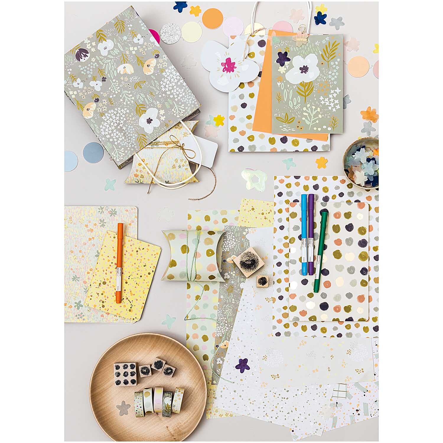 Paper Poetry Paper Patch Papier Blumenwiese zeigt bunte Bastelmaterialien auf einem Tisch.