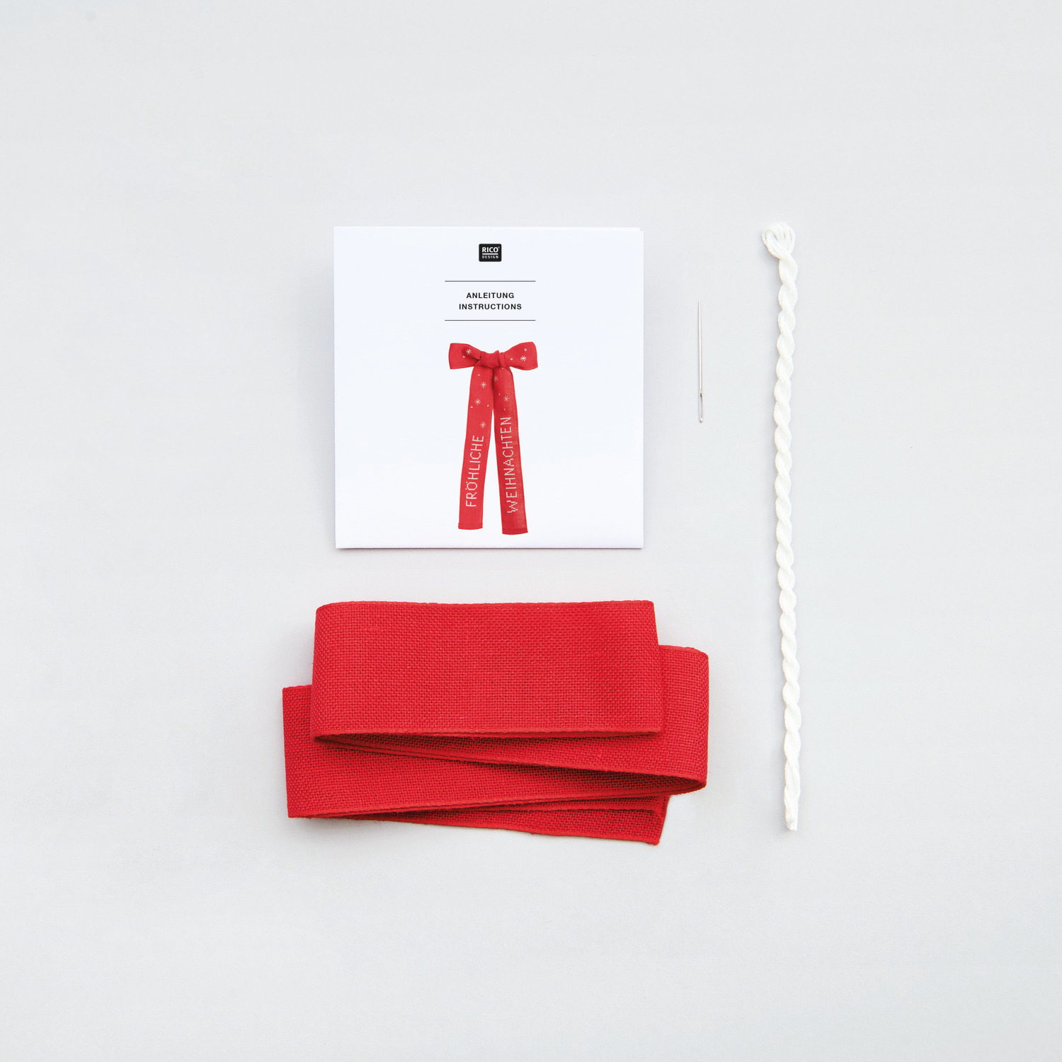 Stickpackung Schleife Fröhliche Weihnachten, rot, von Rico Design. Enthält Stoff, Nadel und Faden, ideal für festliche Dekorationen. Größe: 16x31cm.