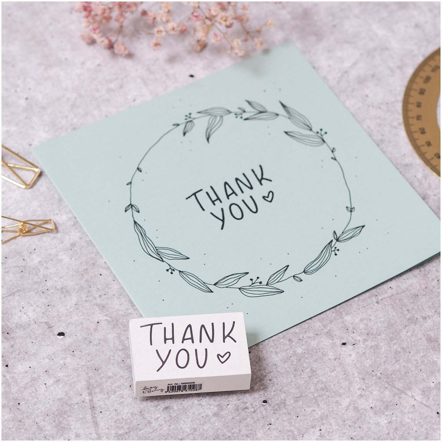 Stempel Thank You weiß 35x55mm von May&Berry auf grauem Hintergrund mit floralem Design.