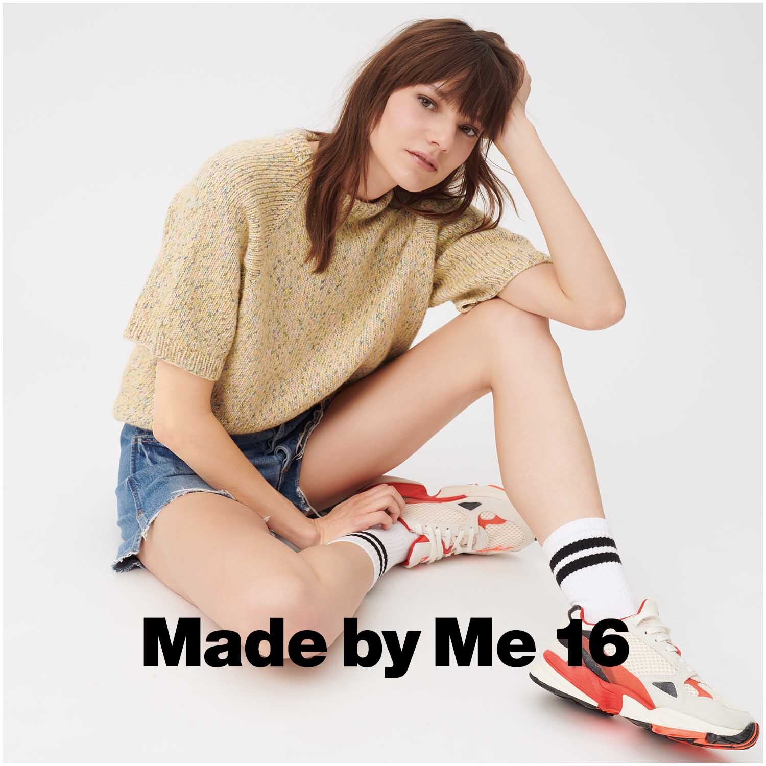 Creative Cotton Flecky Fleece dk: Frau in gestricktem Pullover und Shorts, sitzt lässig, trägt Sneakers.