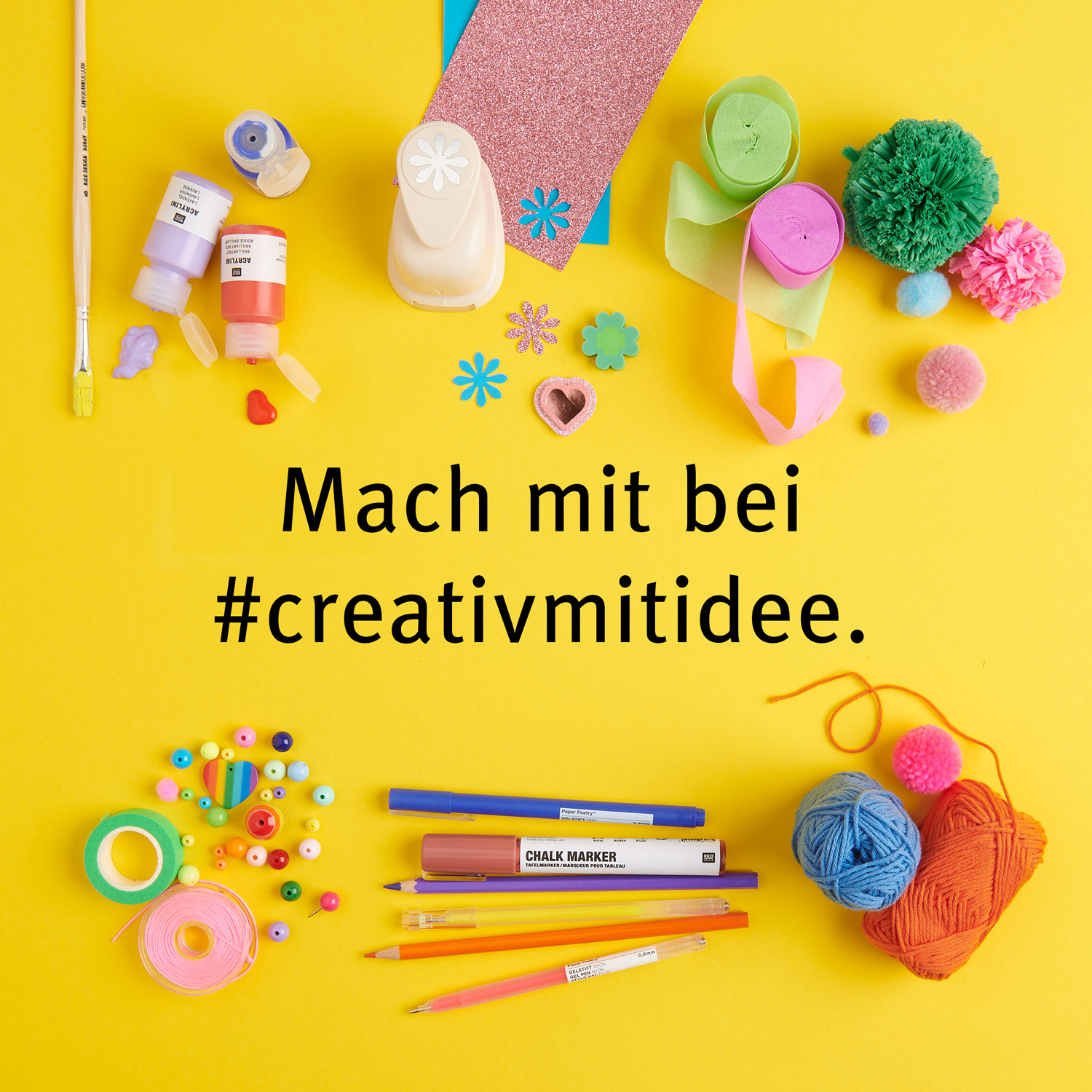 Bastelpapier mit Stanzer, Acrylinis mit Pinsel, Kreppband, Garn, Pompons, verschiedenen Stifte und Perlen. Flatlay von Bastelprodukten.