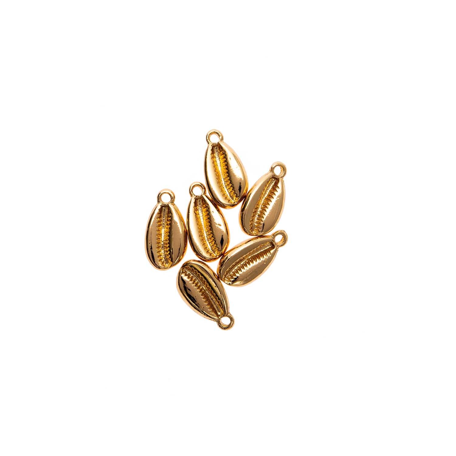 Muscheln mit Öse 6 Stück von Rico Design in Gold. Sechs goldene Muschelanhänger auf schwarzem Hintergrund.