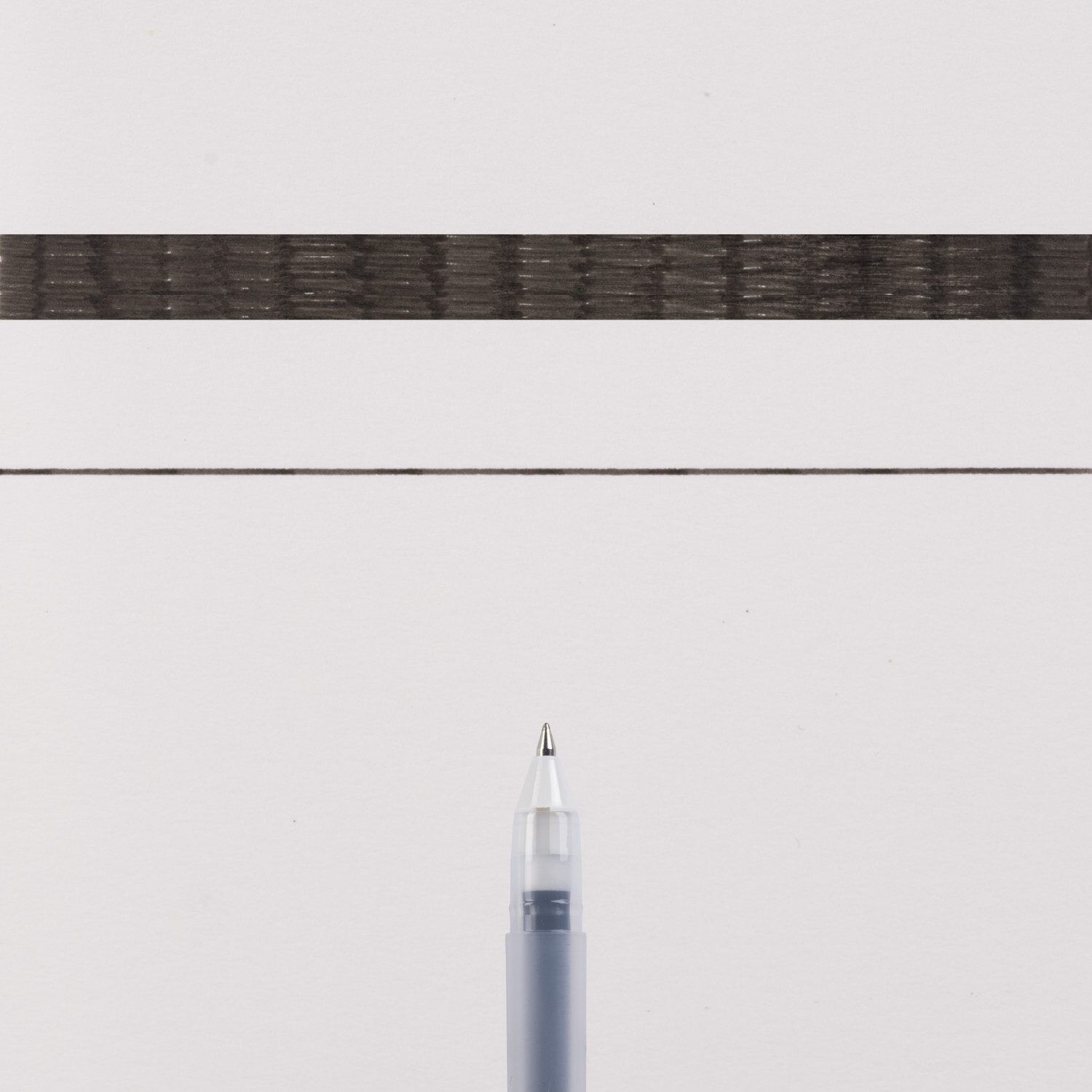 Gelly Roll Basic Gelstift schwarz von SAKURA, zeigt präzise Linien auf weißem Hintergrund.