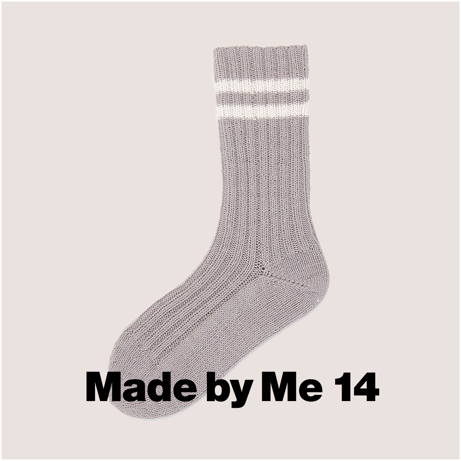 Superba Bamboo Uni 4fädig: Cremefarbene gestrickte Socke mit zwei weißen Streifen, 100g 420m, von Rico Design.