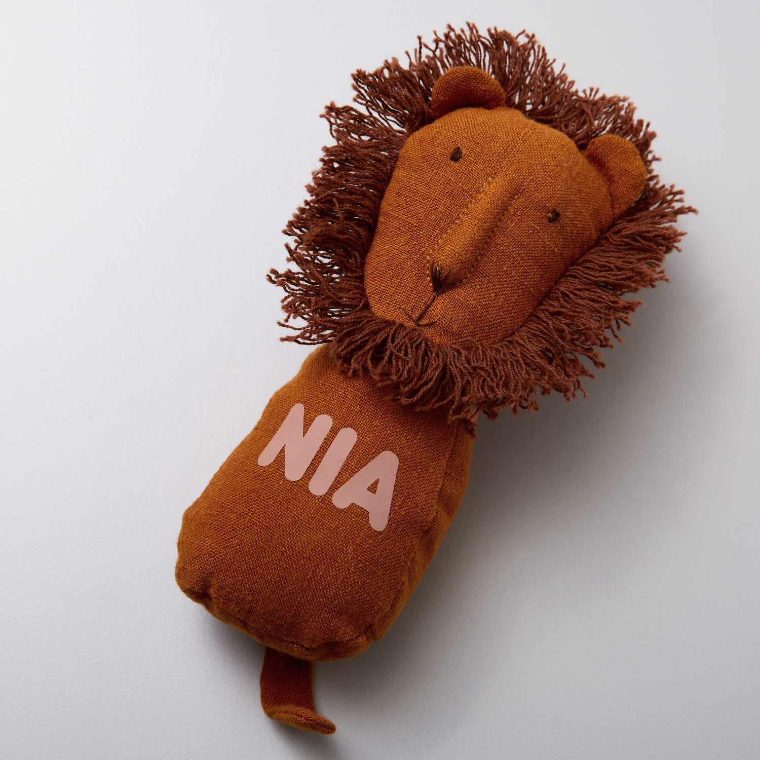 Easypress Mini Zenblue von Cricut: Ein braunes Kuscheltier in Löwenform mit der Aufschrift "NIA".