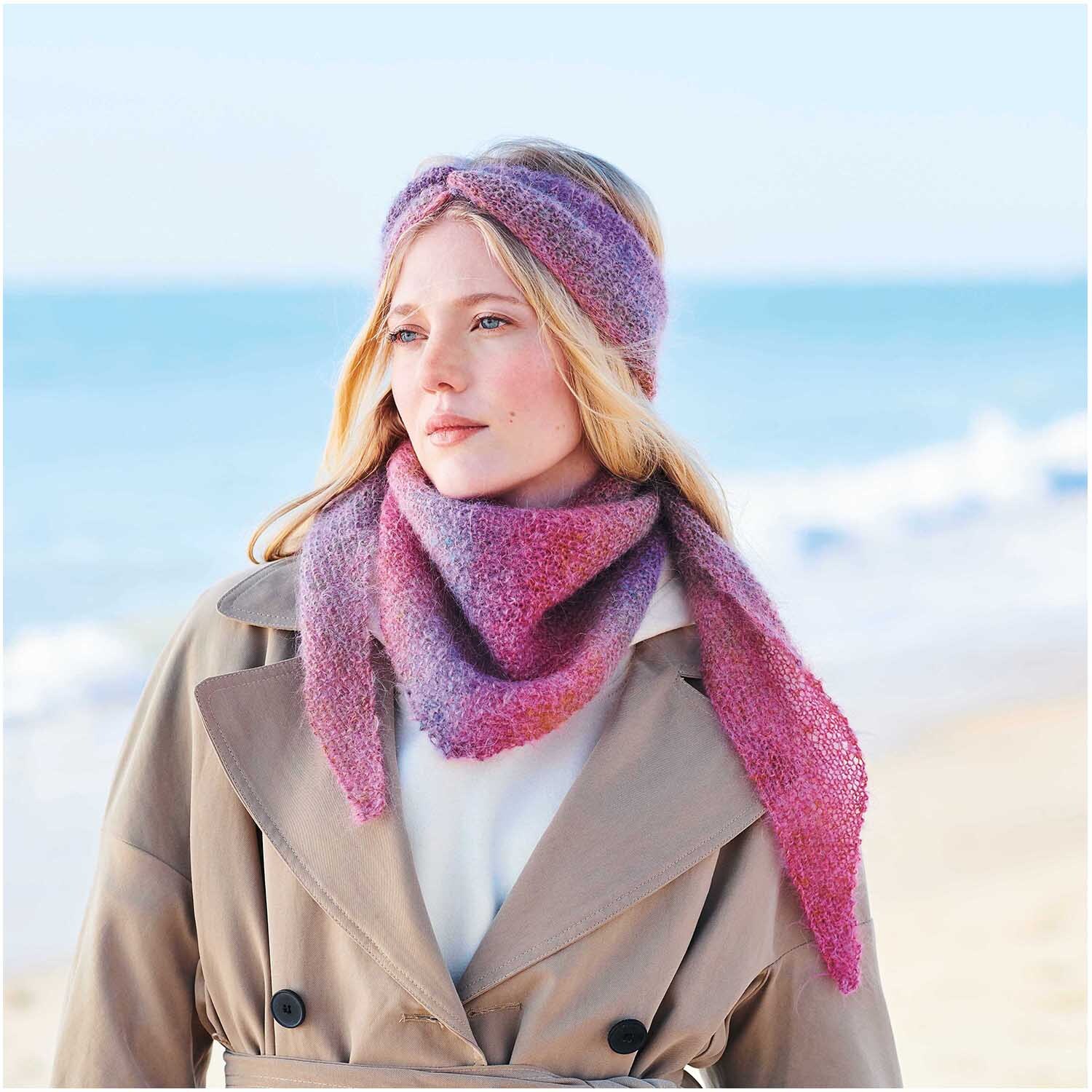 Fashion Mohair Rainbows: Frau am Strand mit lila Stirnband und Schal aus Rico Design Wolle.