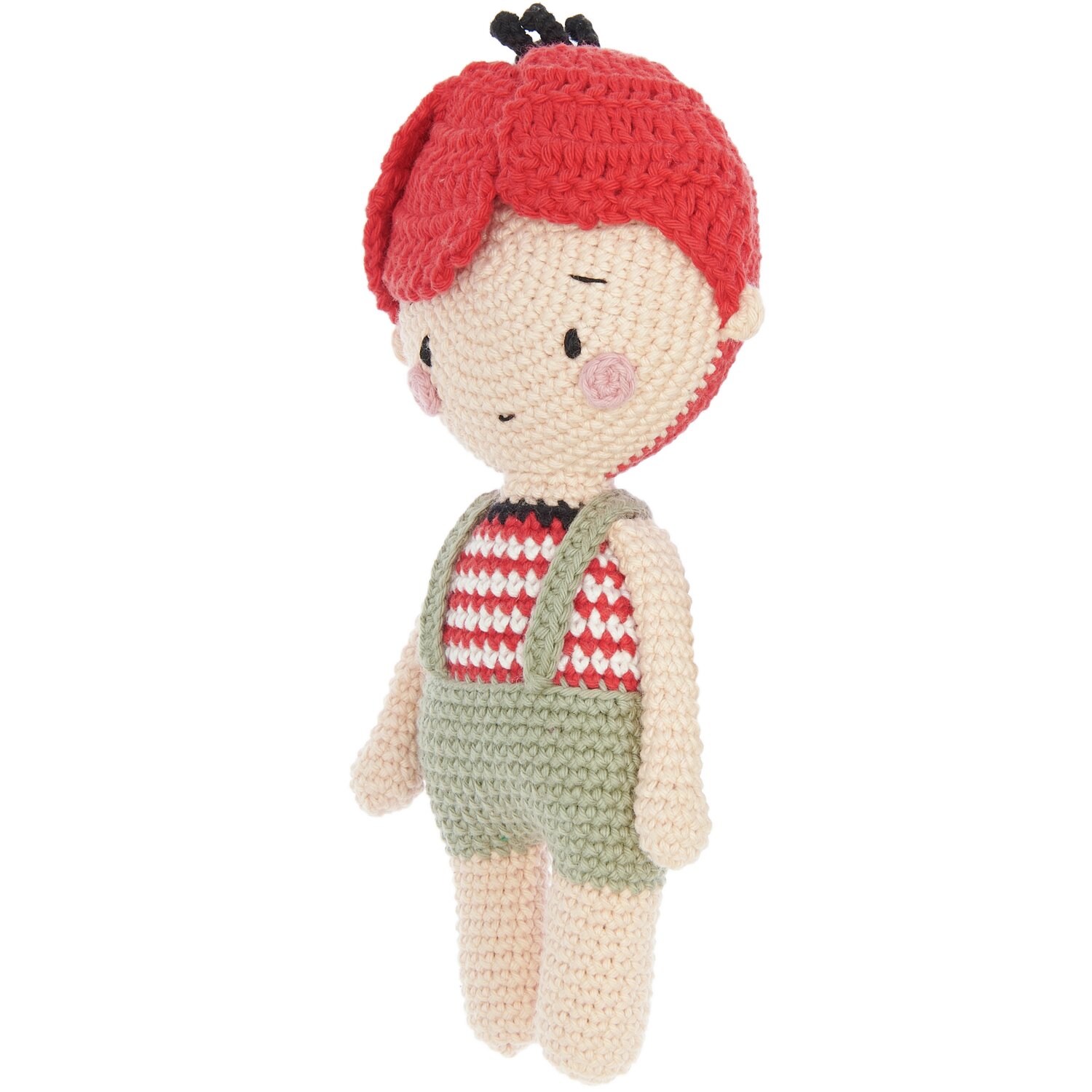 Creative Ricorumi dk: Gehäkelte Puppe mit rotem Haar, gestreiftem Oberteil und grüner Latzhose.