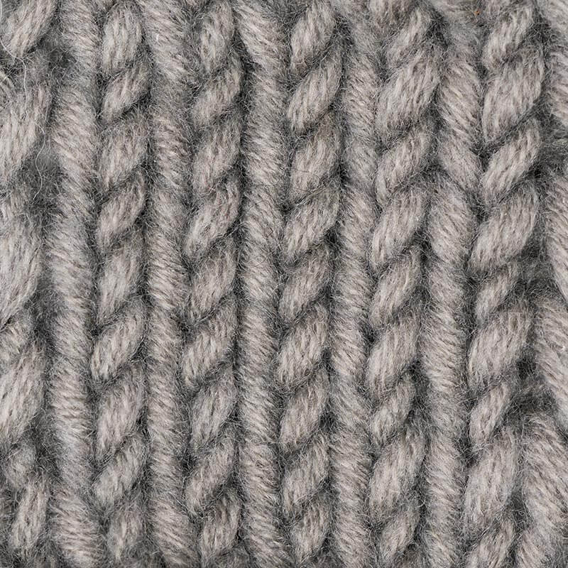 Essentials Big 100: Nahaufnahme von dicker, geflochtener Wolle in Grau von Rico Design, ideal für Strickprojekte.