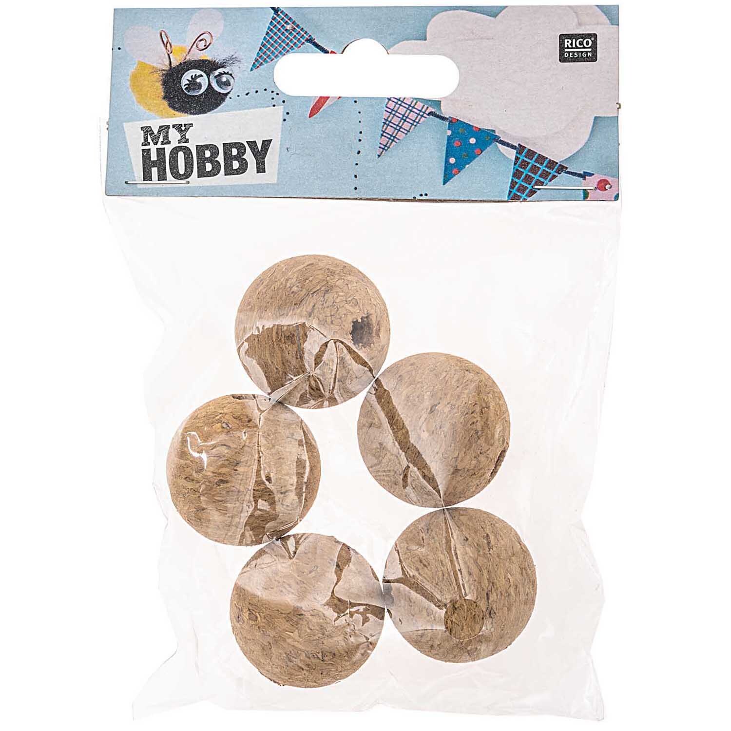 Korkkugeln gebohrt 30mm 5 Stück von Rico Design in einer transparenten Verpackung, ideal für Bastelprojekte.