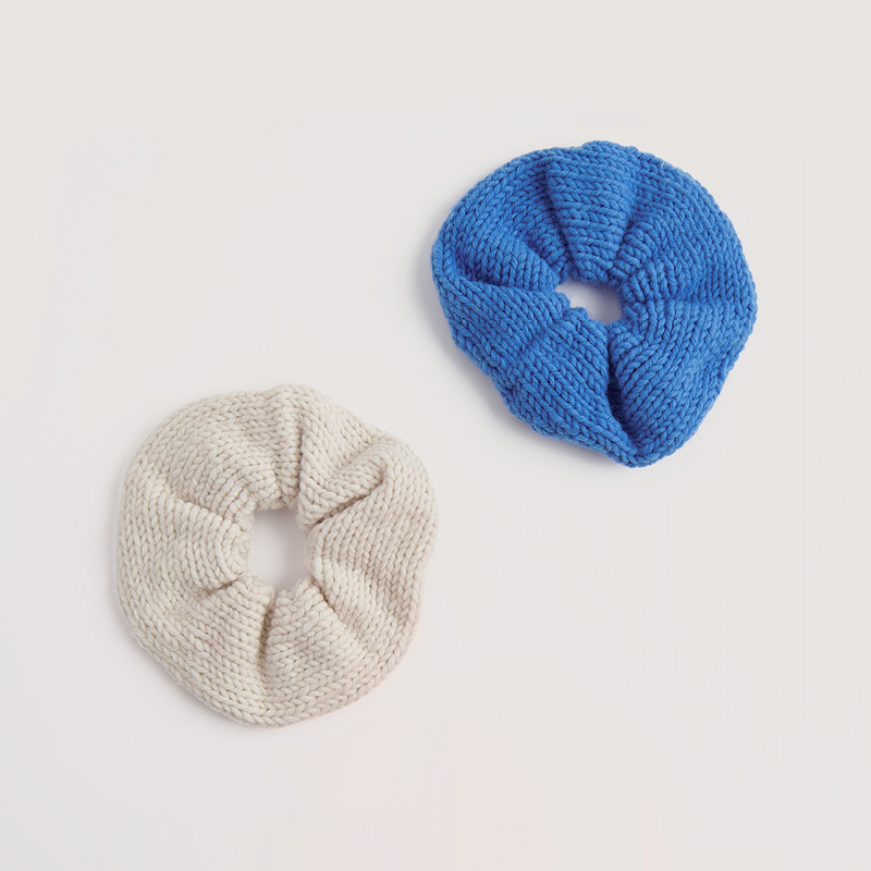 Gestrickte Scrunchies in Blau und Beige: Modell 04a aus dem Heft Vegan Cashmere